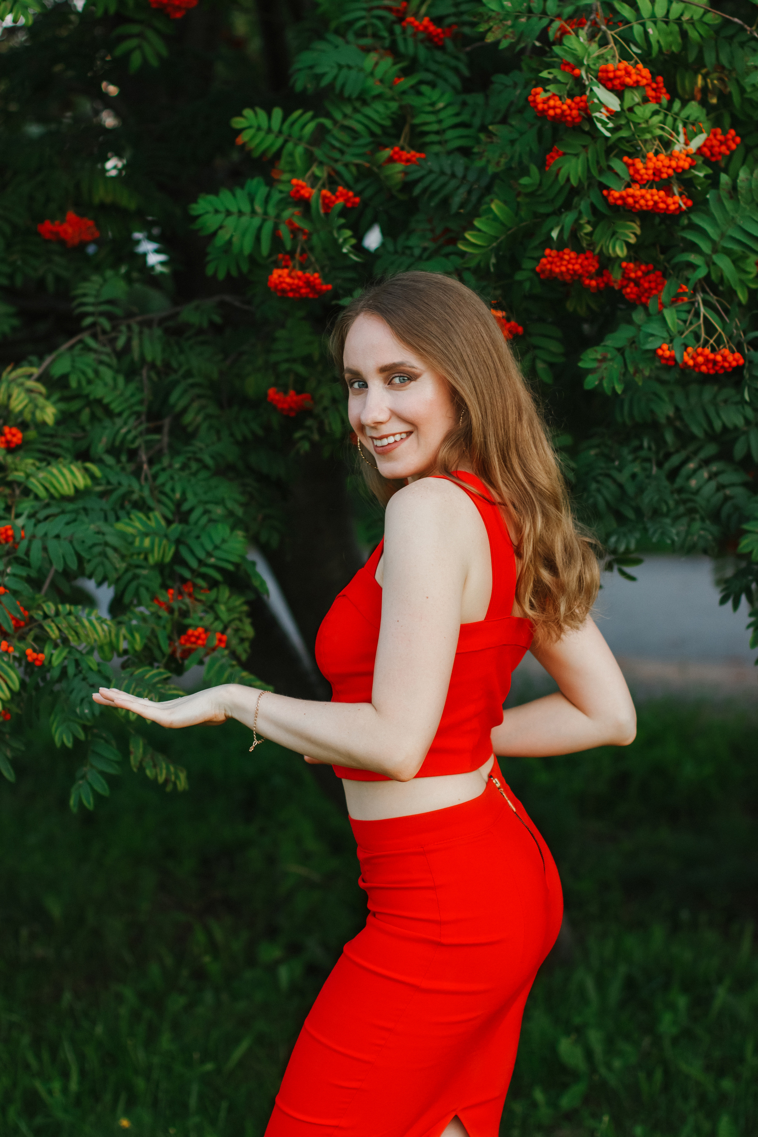 Фотосессия с рябиной. Контентный фотограф в Перми Натали Кытманова