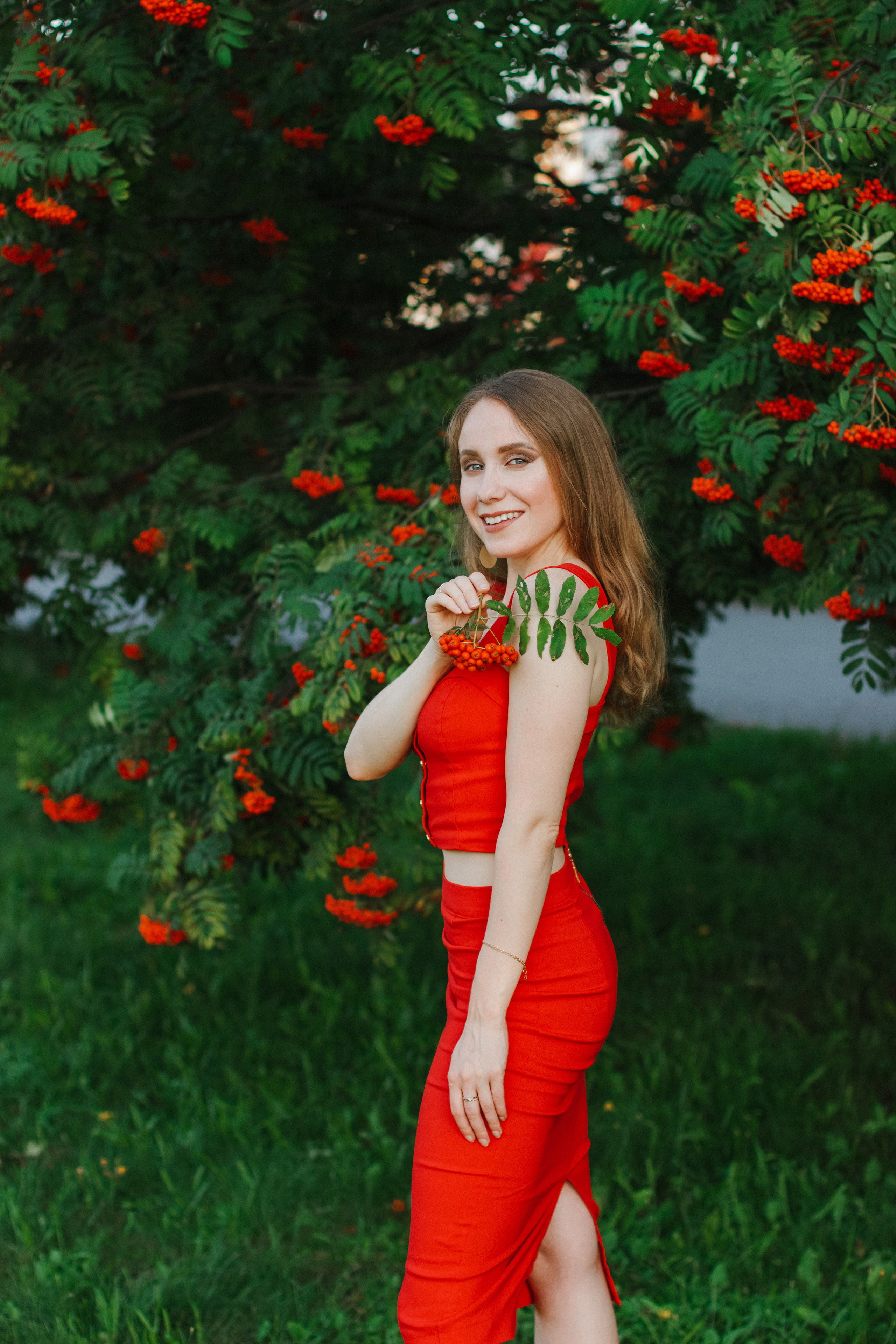 Фотосессия с рябиной. Контентный фотограф в Перми Натали Кытманова