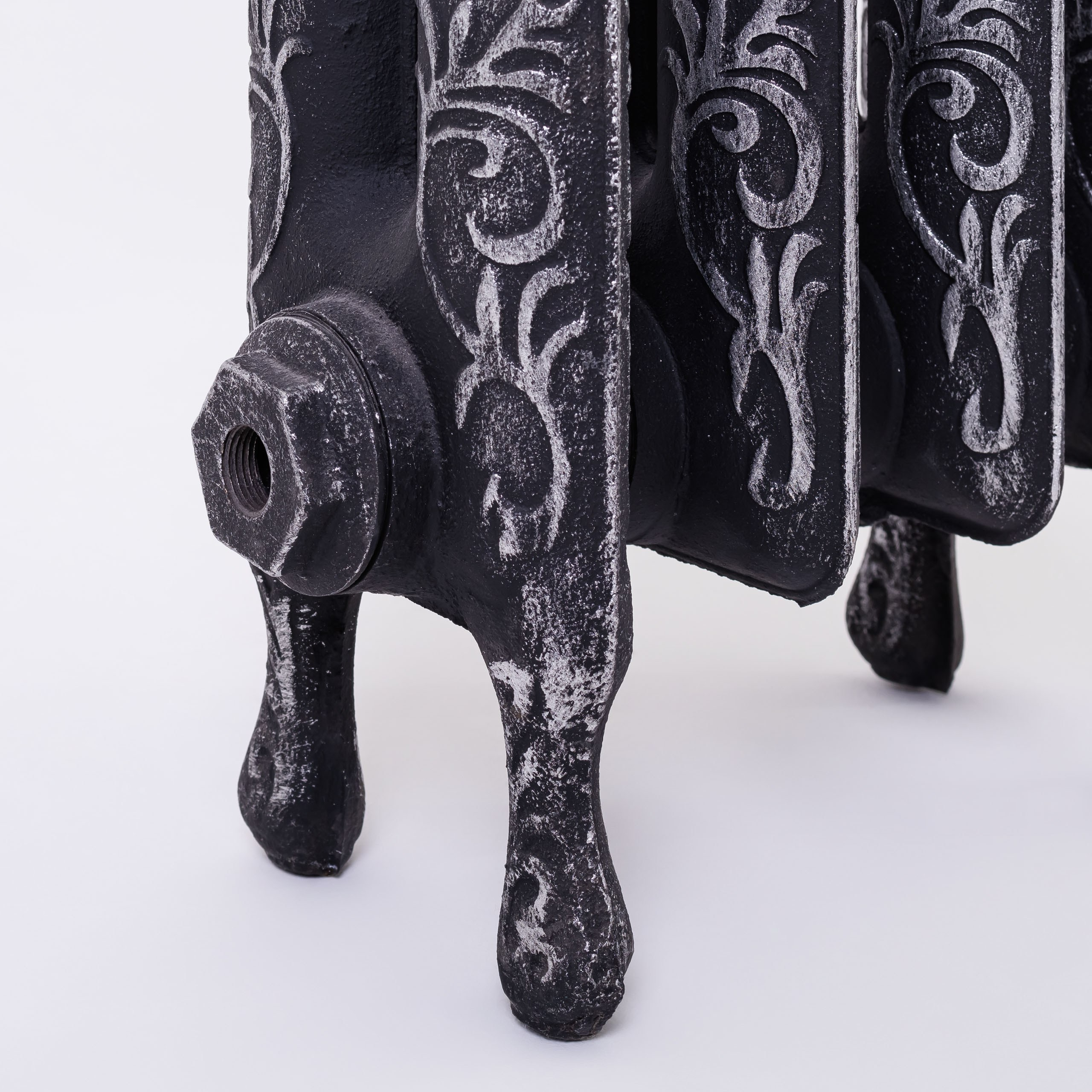 Предметные фотографии дизайнерских радиаторов отопления в стиле ретро