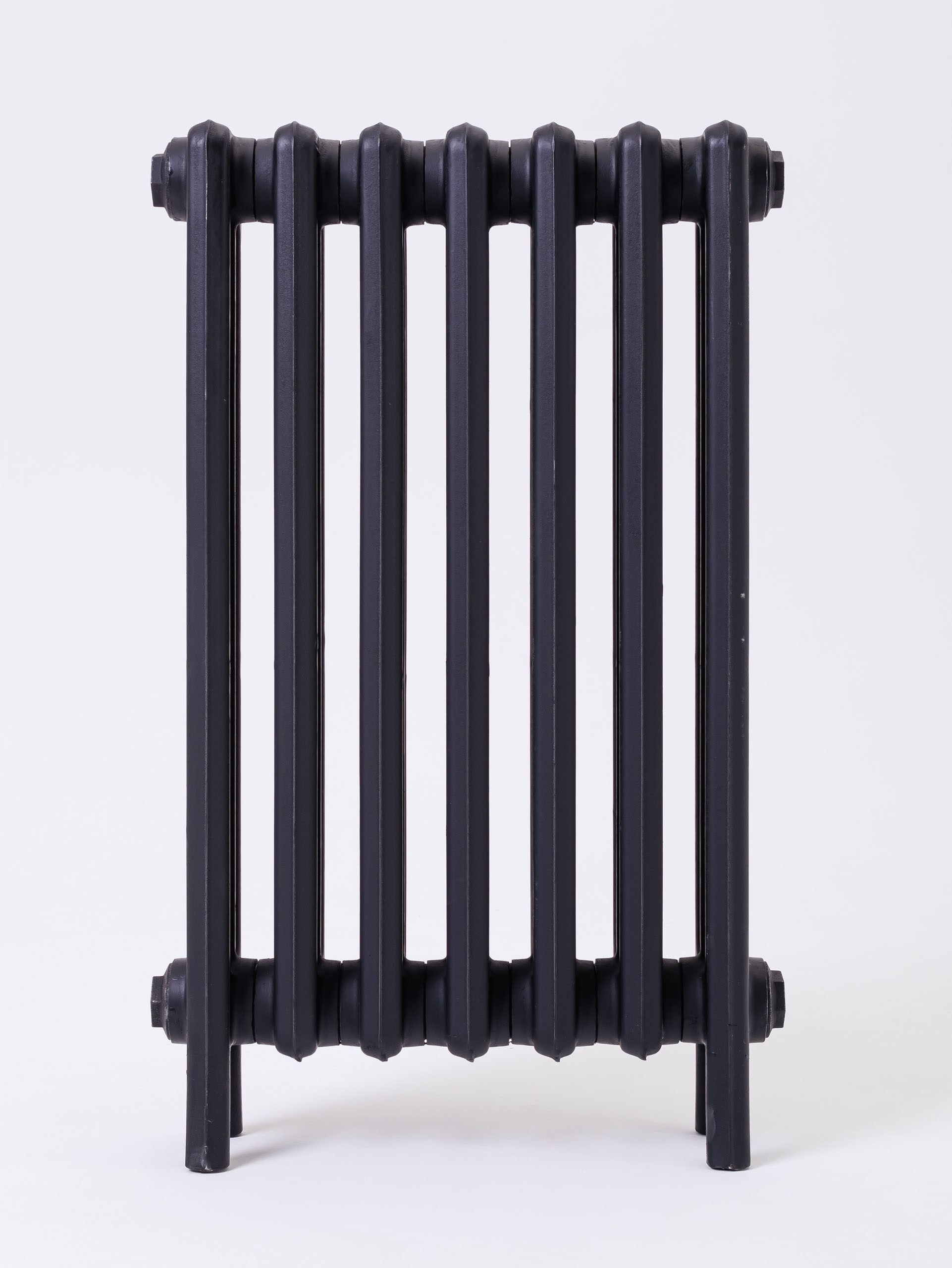 Предметные фотографии дизайнерских радиаторов отопления в стиле ретро