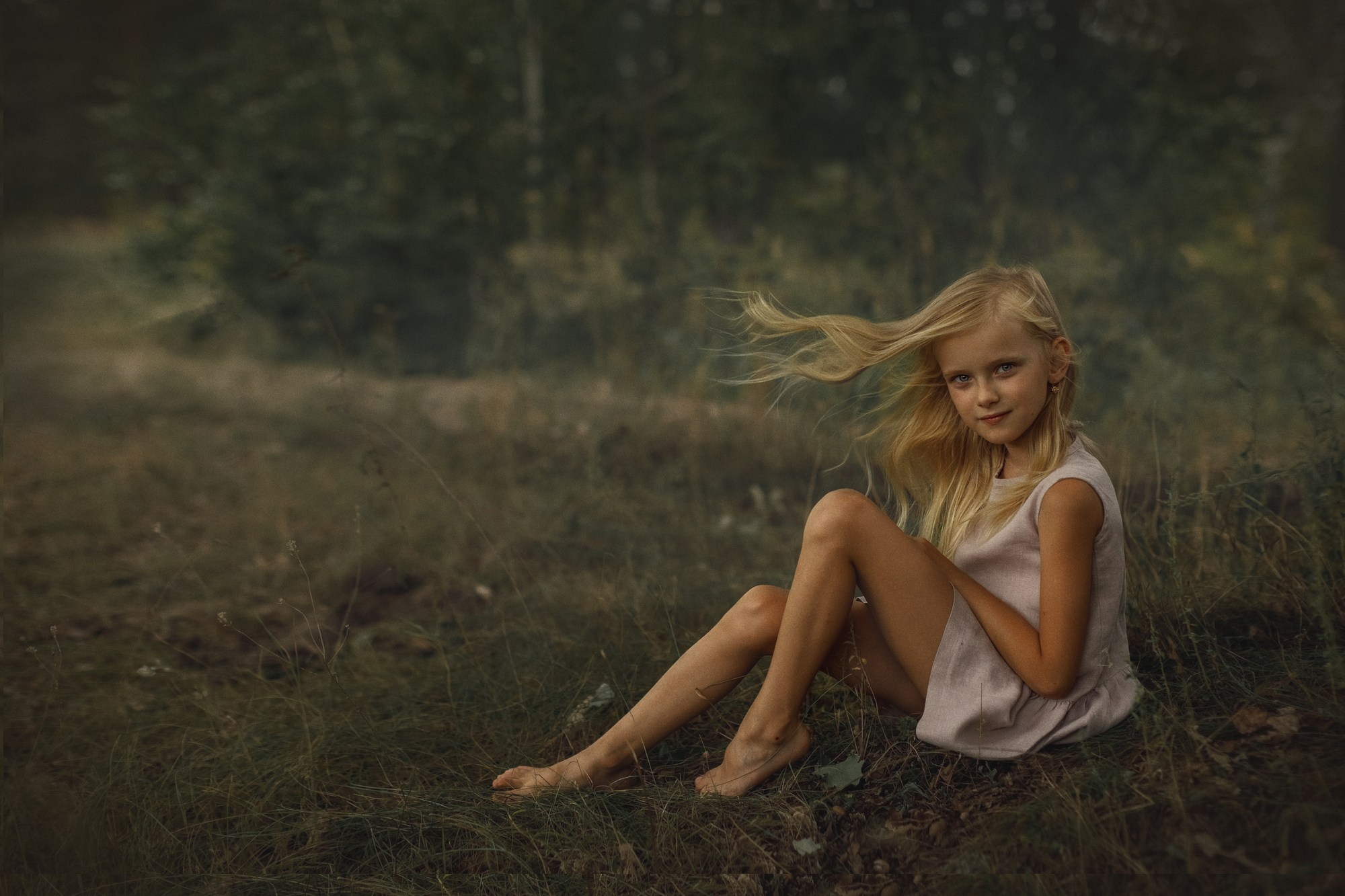 детский портрет, фото ребенка на природе, детская фотосессия, красивая детская фотография, ребенок сидит на травке
