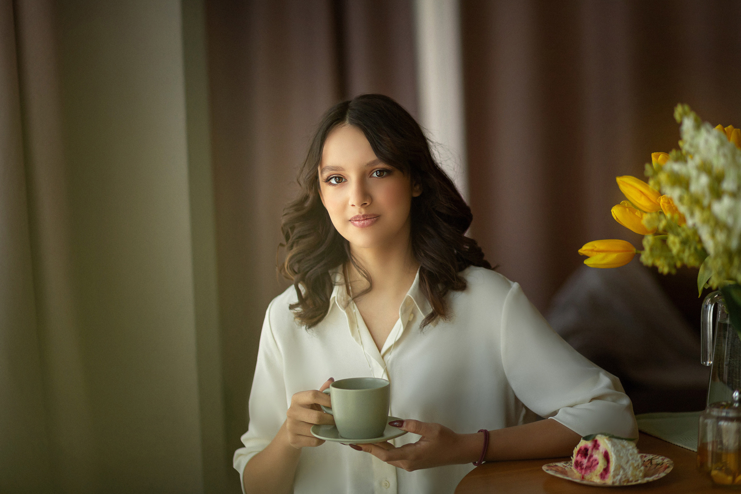 Портрет юной девушки в студии СПб, портрет девушки с чашкой в руках