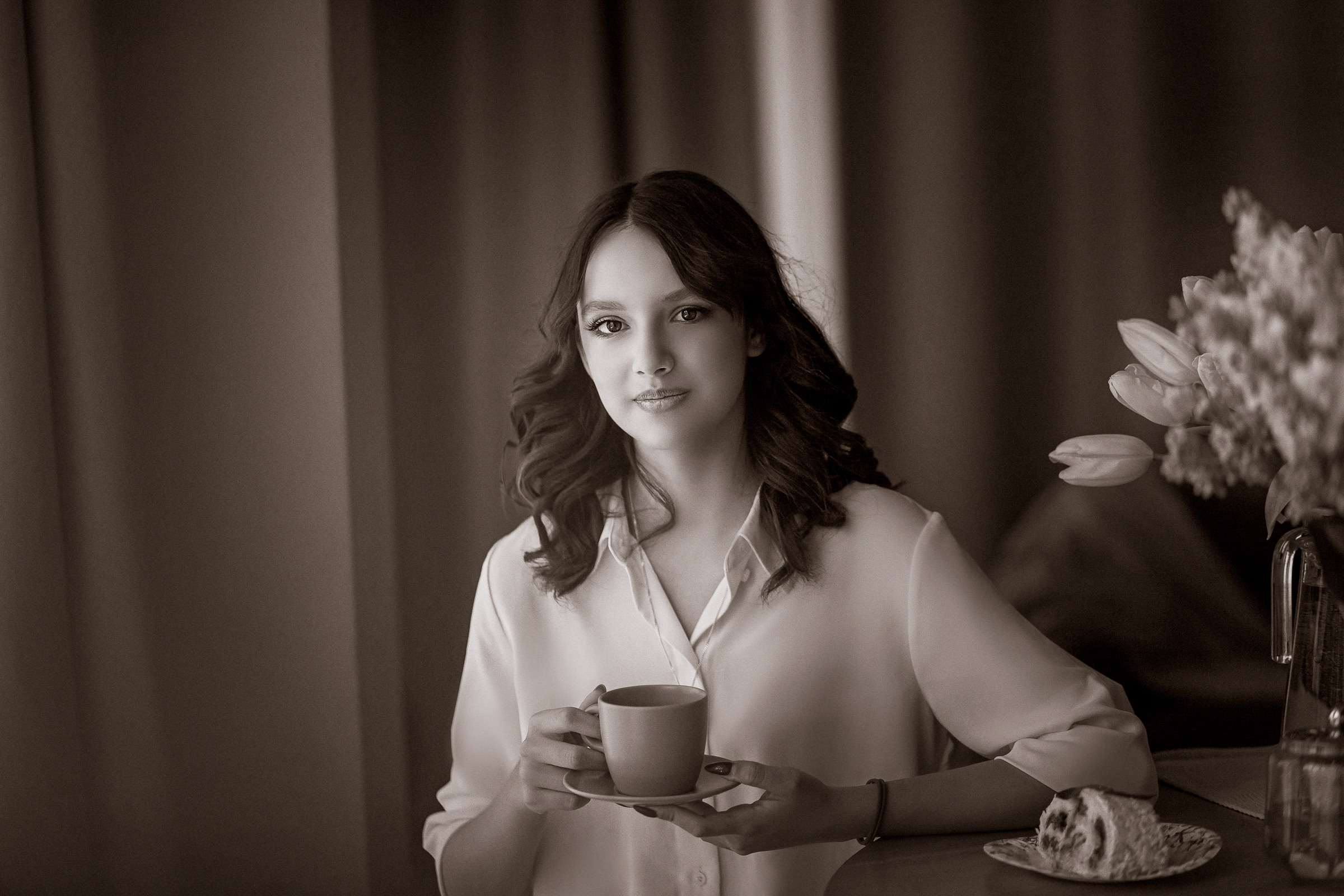 Черно-белый портрет девушки в студии СПб