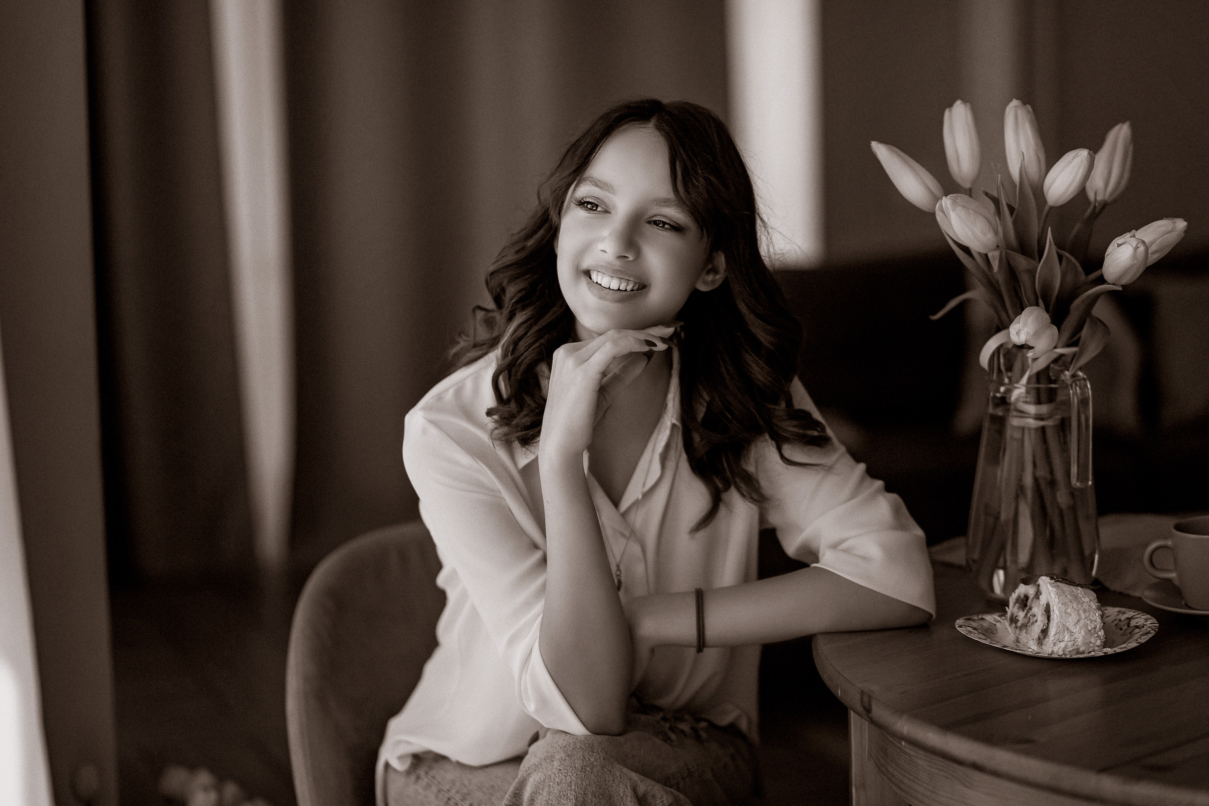 Черно-белый портрет девушки с цветами