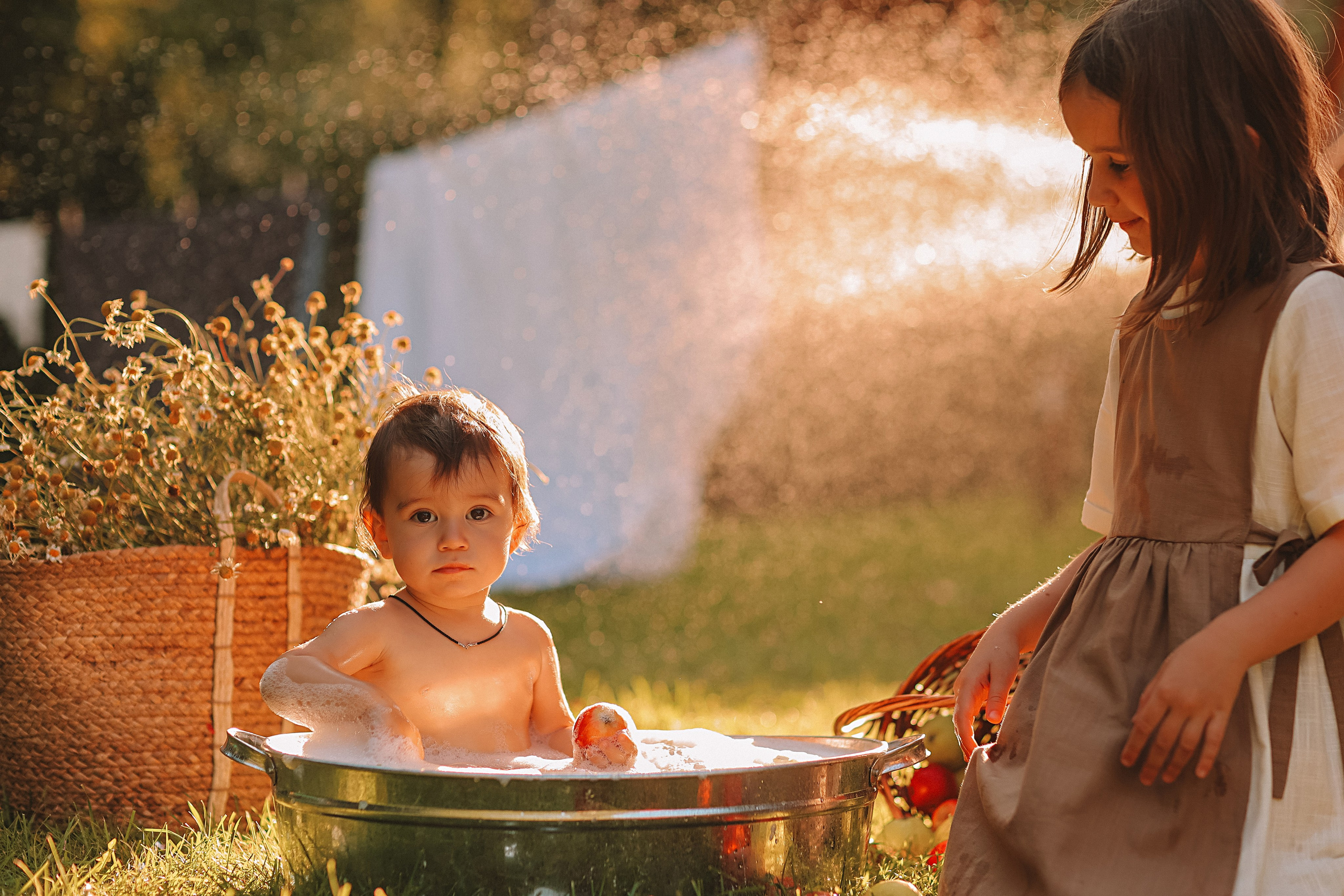 Стирка у дома. Семейный фотограф Тюмень, фотограф на роды Салмина Мария