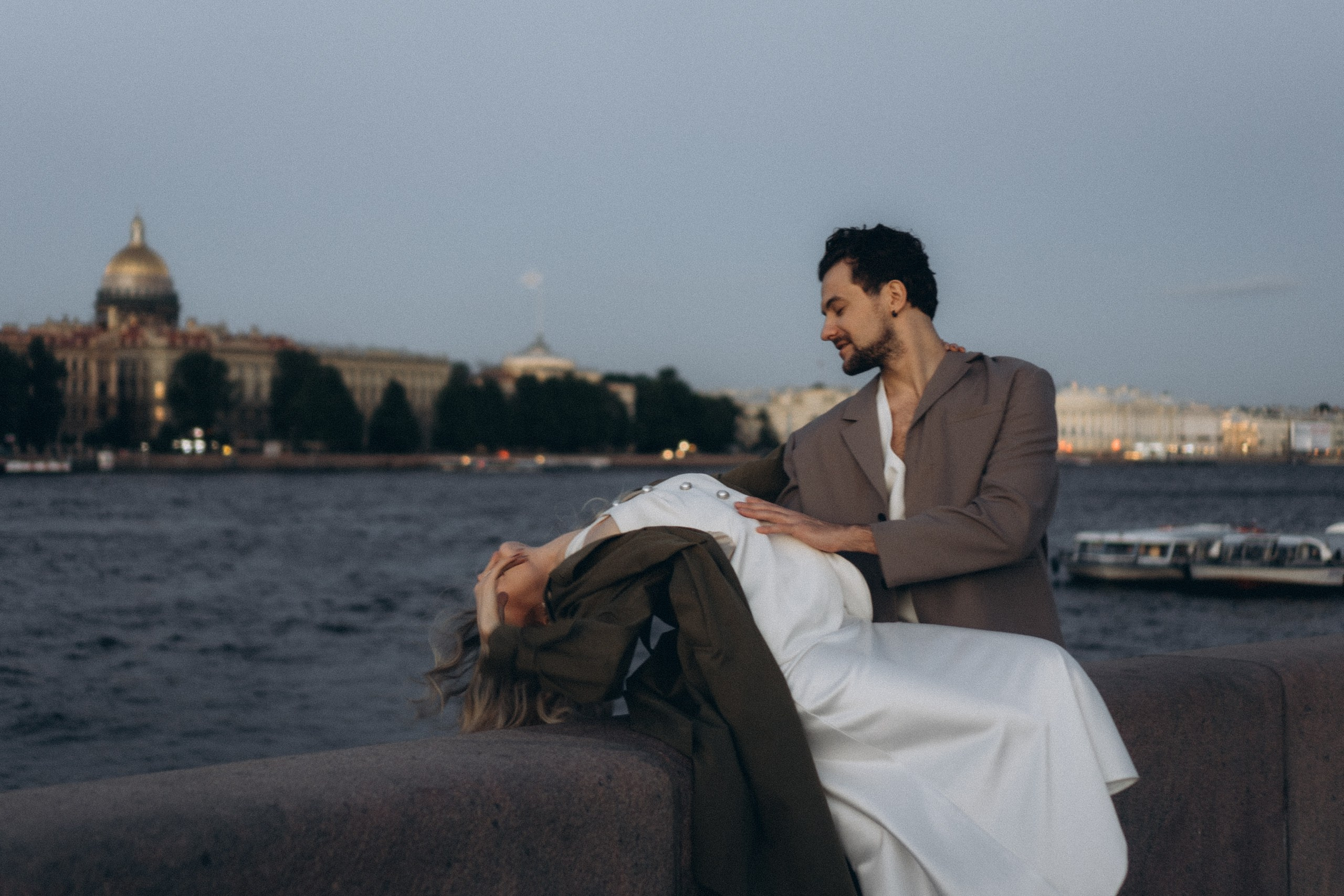 СВАДЕБНАЯ СЬЕМКА ПАРЫ НА РАССВЕТЕ В БЕЛЫЕ НОЧИ И ПРОГУЛКА С РАЗВОДНЫМИ МОСТАМИ И ПИКНИК ВОЗЛЕ ИСАКИЕВСКОГО СОБОРА. Профессиональный фотограф, Санкт-Петербург — Виктория Богомолова