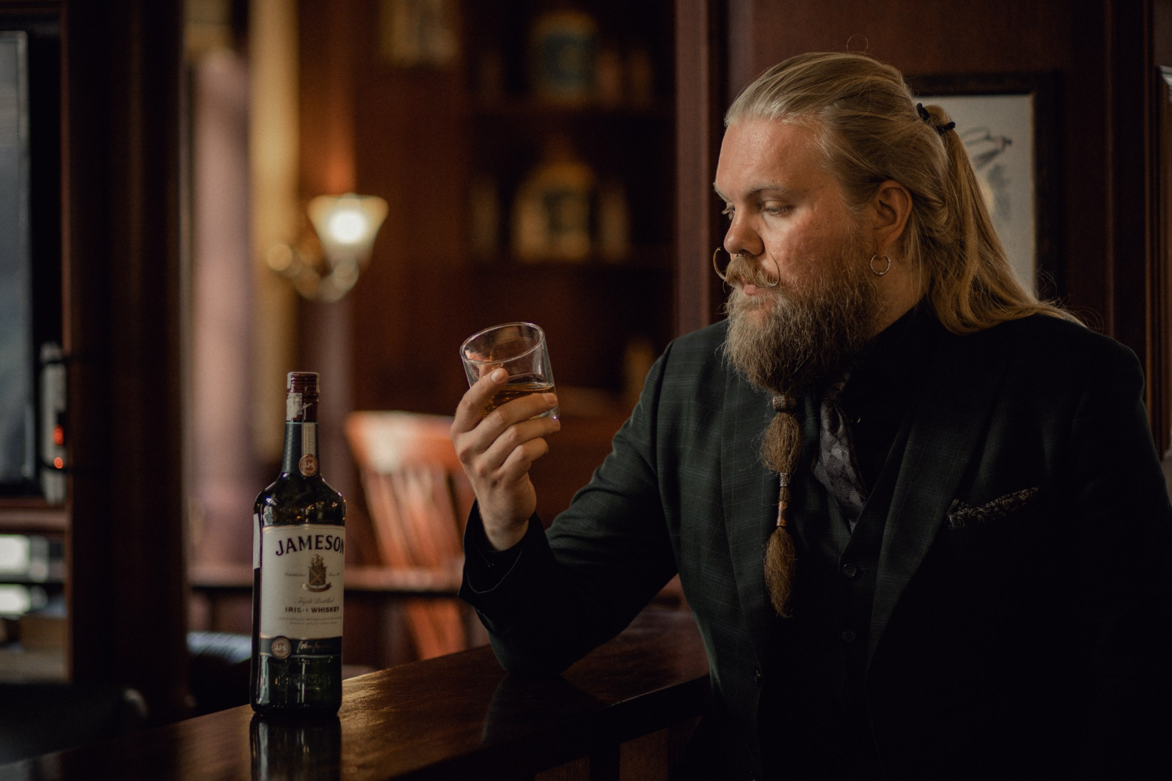 Иван. Фотосессия в баре. Фотограф Батуми | Lera Rawlick