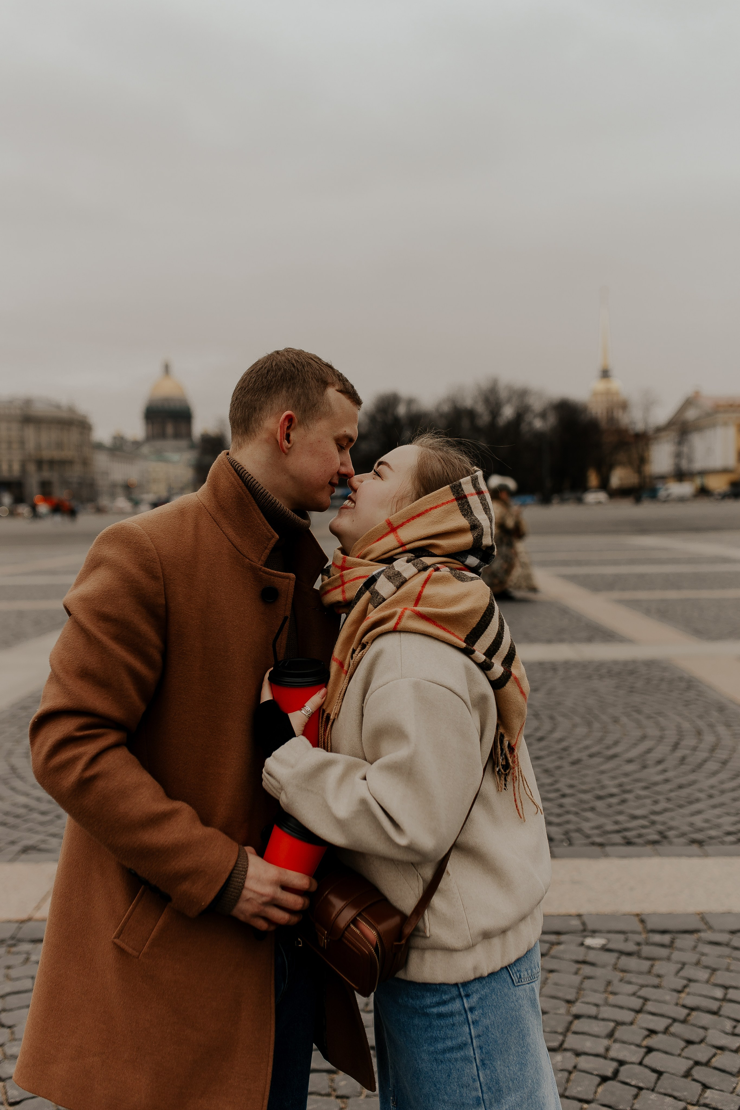Пара гуляет по Петербургу. Фотограф в Санкт-Петербурге Лиза Семченкова