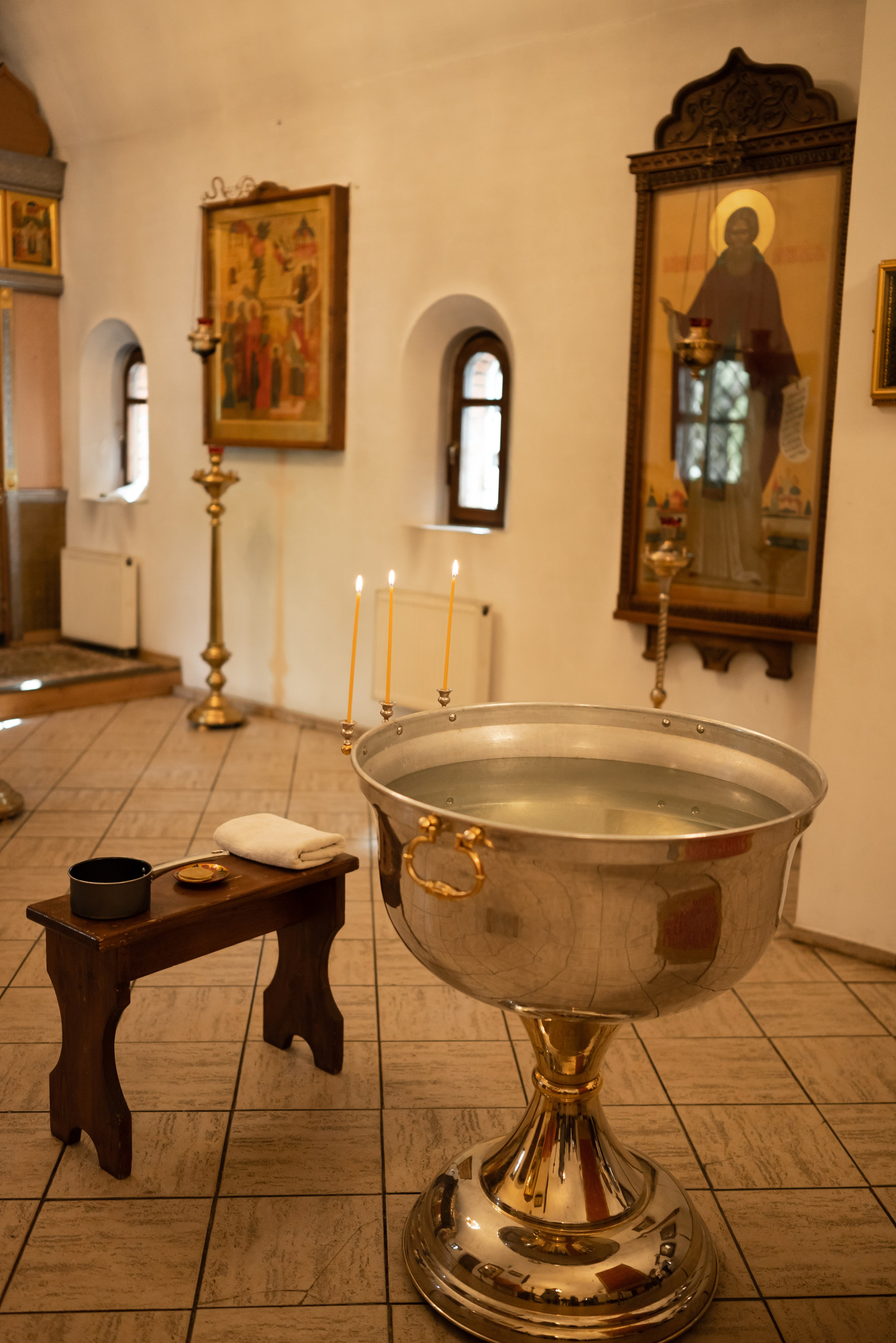 Крещение в храме Серафима Саровского  в Раеве г. Москва. Фотограф Ксения Огородова портфолио