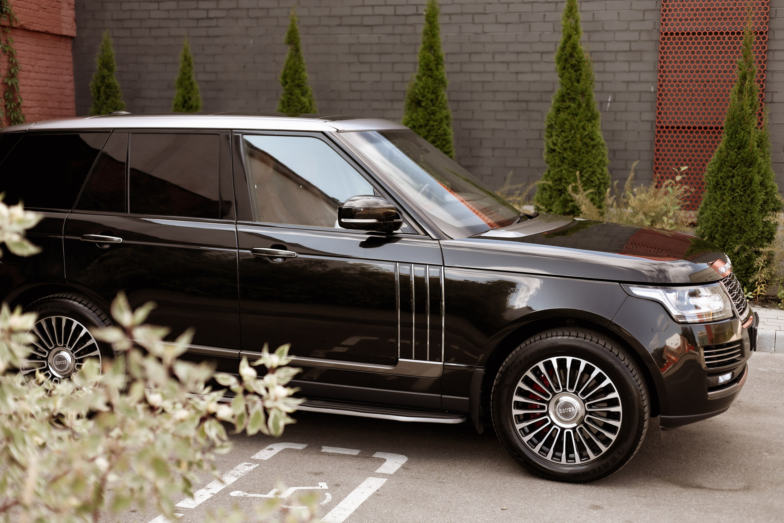 Range Rover. Photographer Tatiana Ivanova in Yaroslavl