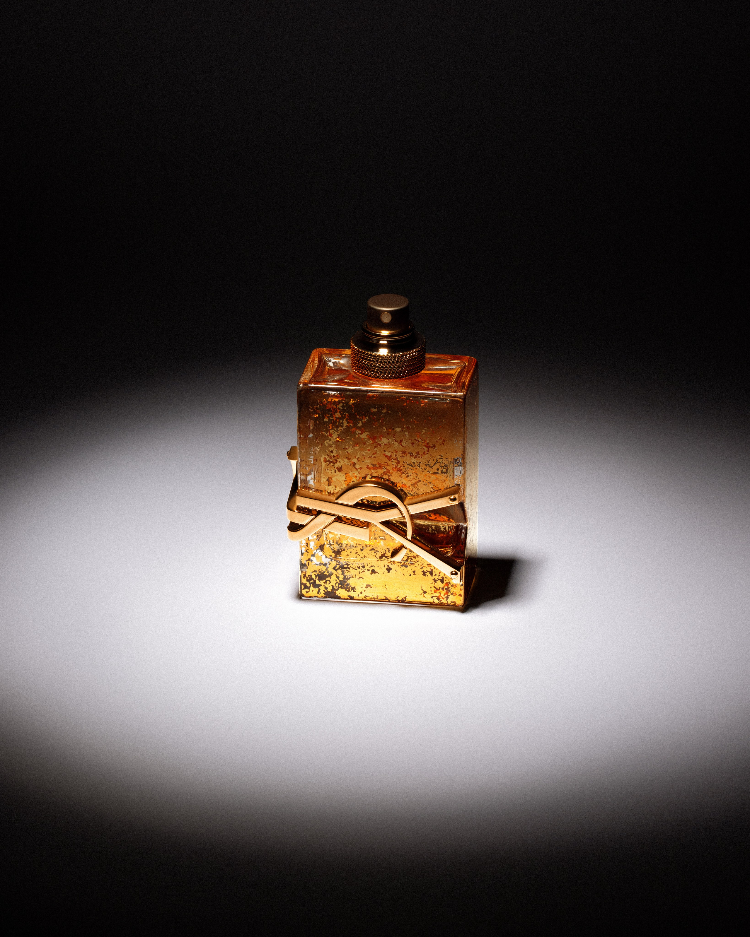 PRODUCT. RETOUCHER / Beauty / Product / Fashion / Commercial