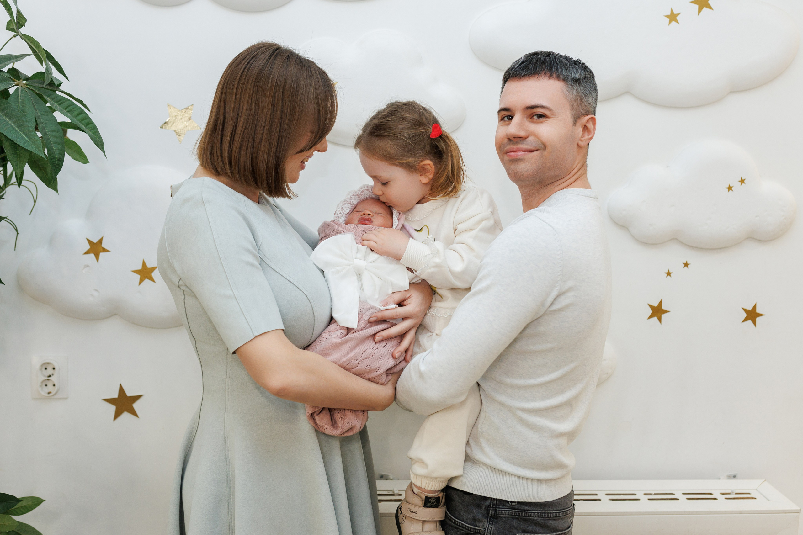 Съемка выписки из роддома Зеленоград Кончаловского. Фотограф на выписку. Фотосъемка выписки из роддома в Москве, заказать фотографа на выписку ньюборн съемка в роддоме newborn фотограф в Юдино