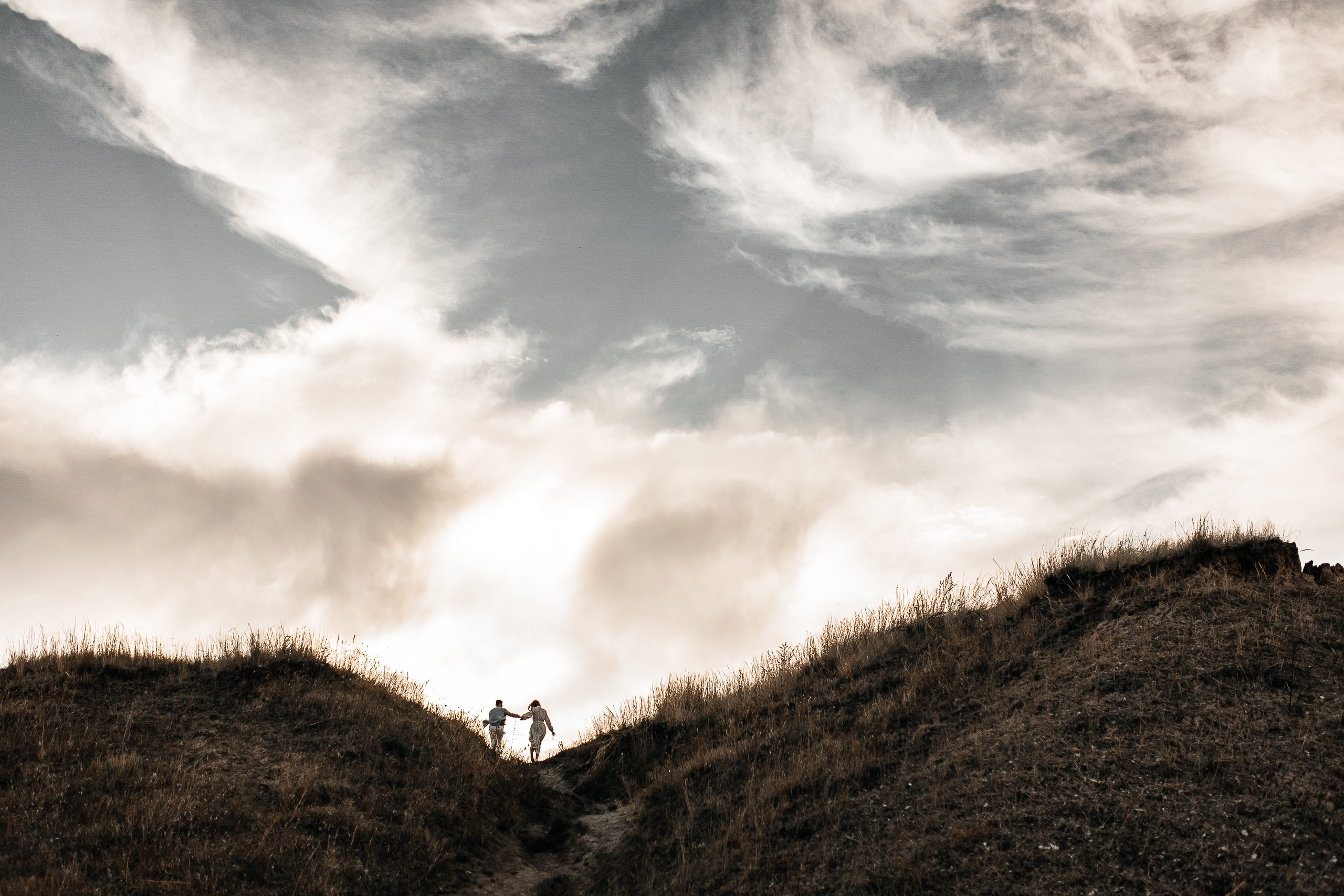Здравствуйте! Я&nbsp;свадебный фотограф из&nbsp;Ульяновска, работаю в&nbsp;том числе по&nbsp;всей России и&nbsp;с&nbsp;выездом за&nbsp;границу. Снимаю свадьбы, lovestory, корпоративы, светский репортаж. Провожу обучение по&nbsp;фотографии, мастер-классы и&nbsp;воркшопы для других фотографов.
