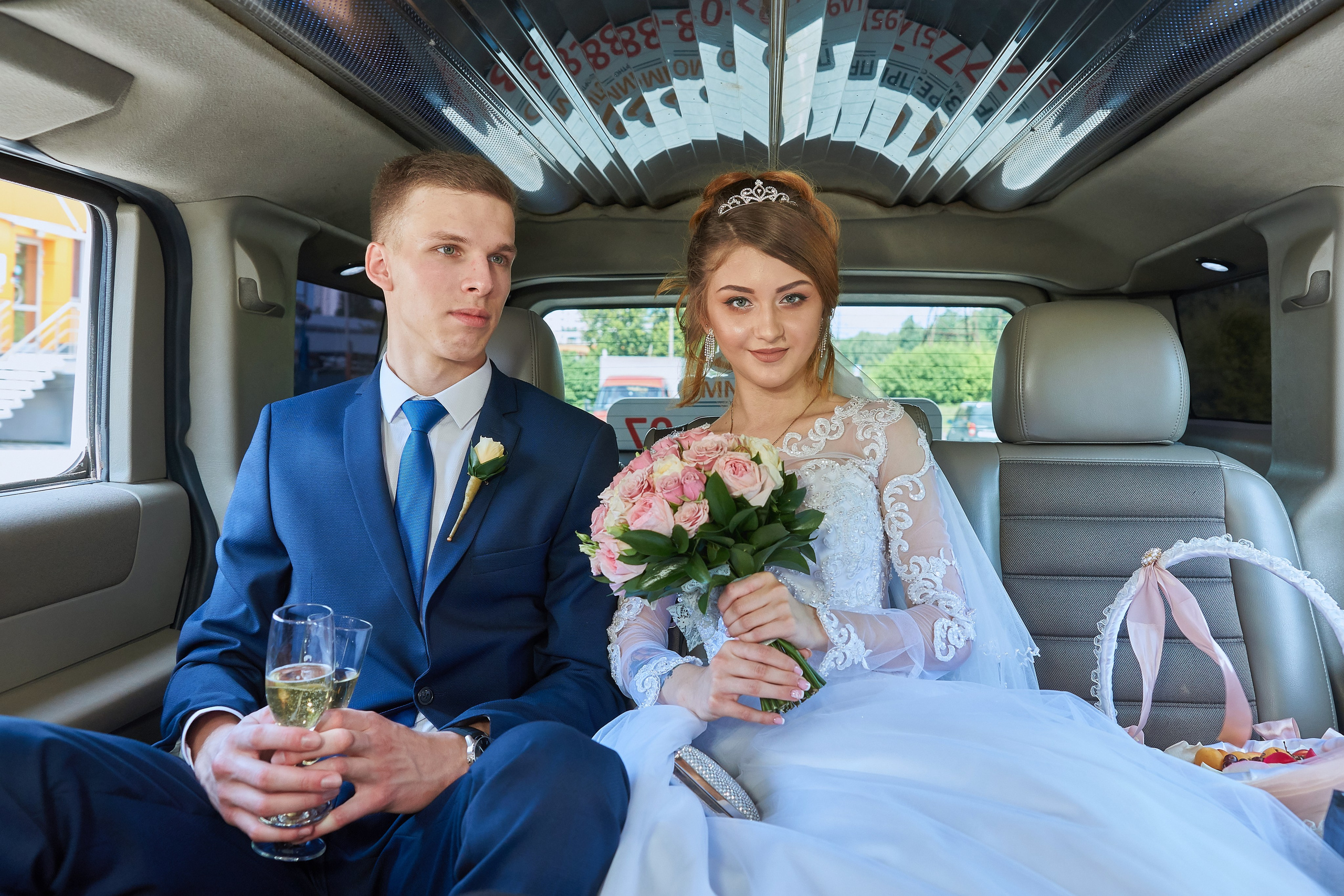 Жених и невеста в лимузине.