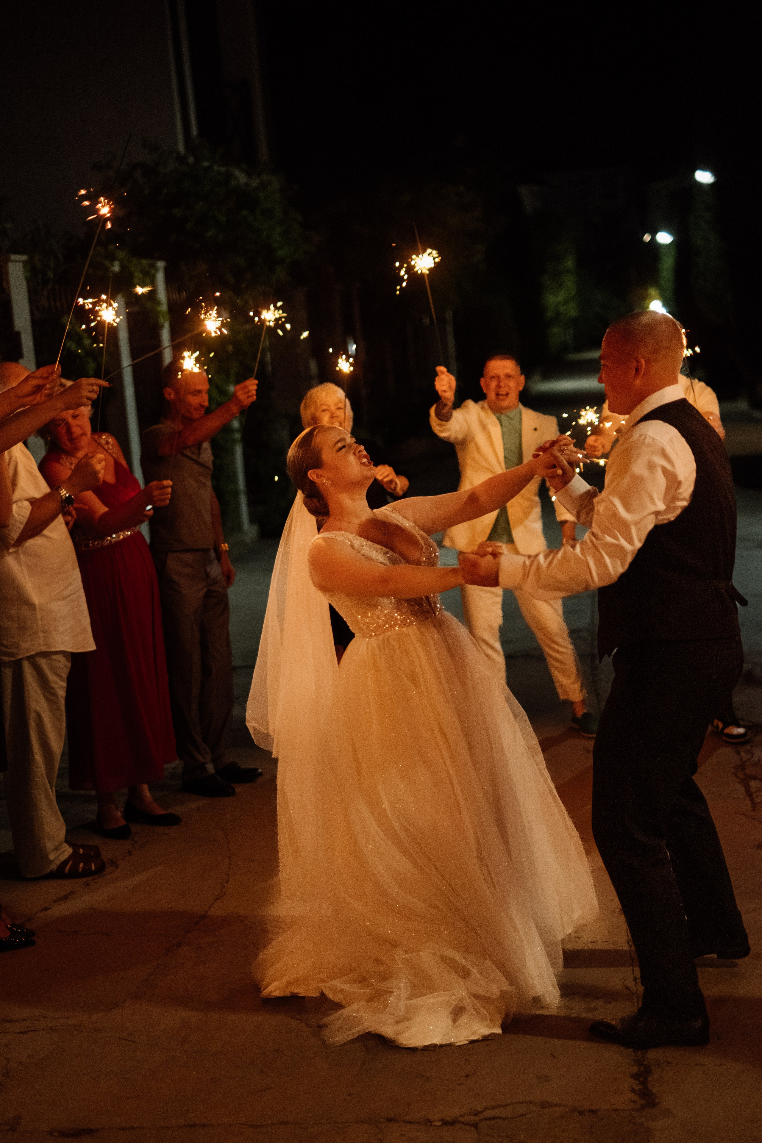 Свадебный ретопртаж. Профессиональная фотосъемка в Крыму. Натуральные эмоции и живые кадры. Забронируйте дату прямо сейчас!