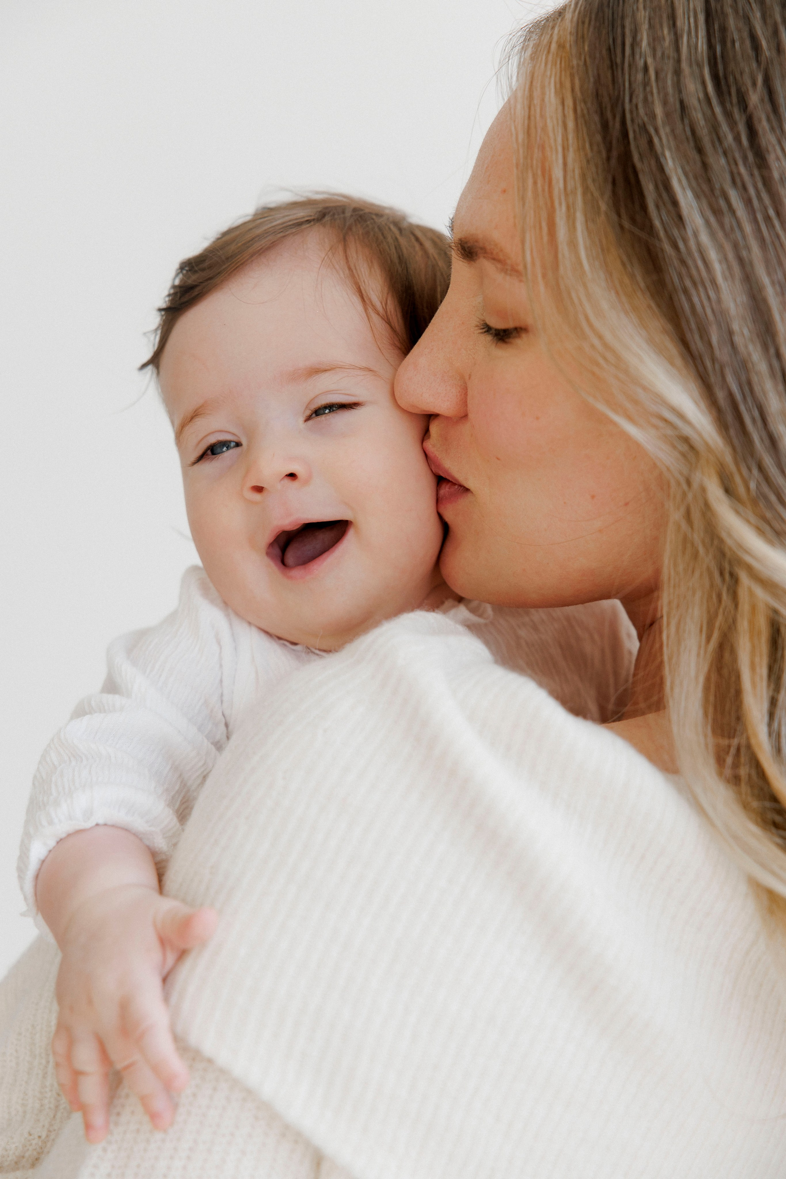 6 months old family photoshoot inside the white studio. Главная