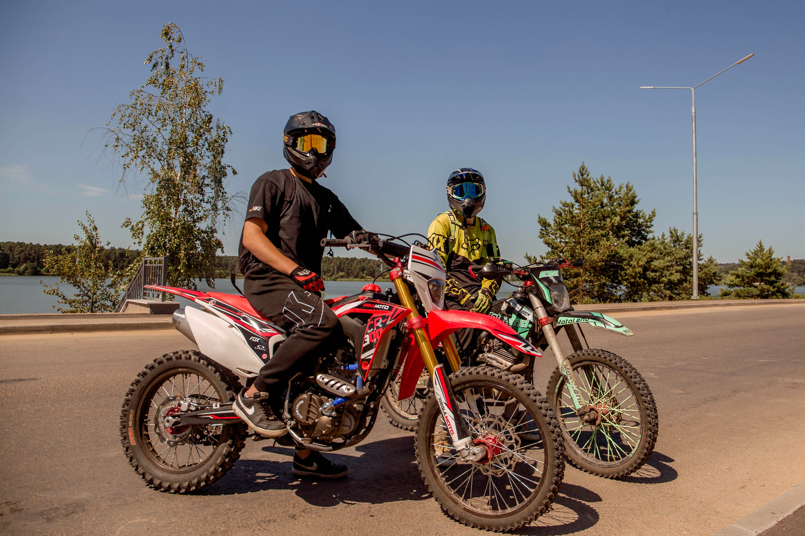 друзья-мотогонщики. Автор Юлия Щедрина