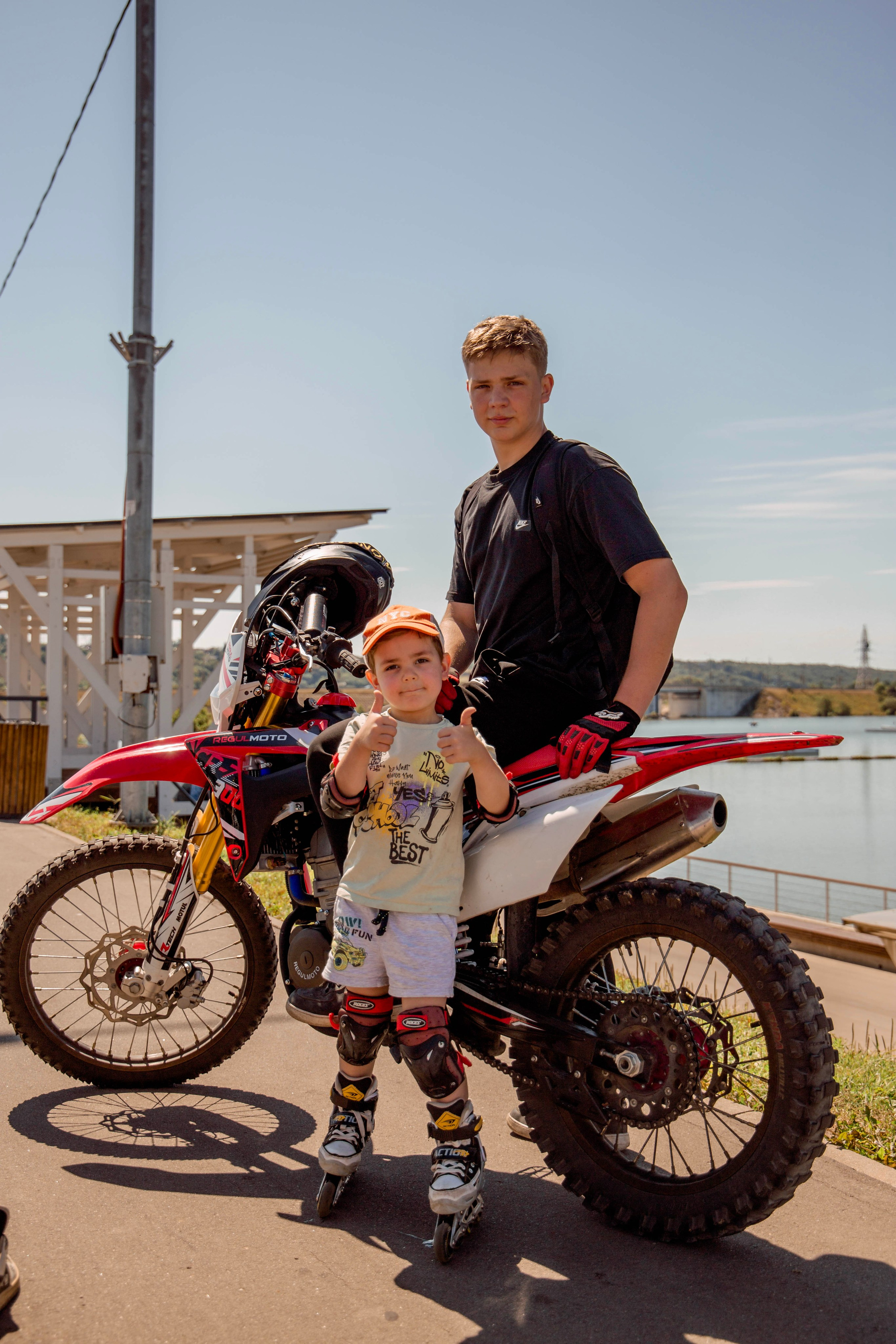 два брата на набережной. Фото Юлия Щедрина