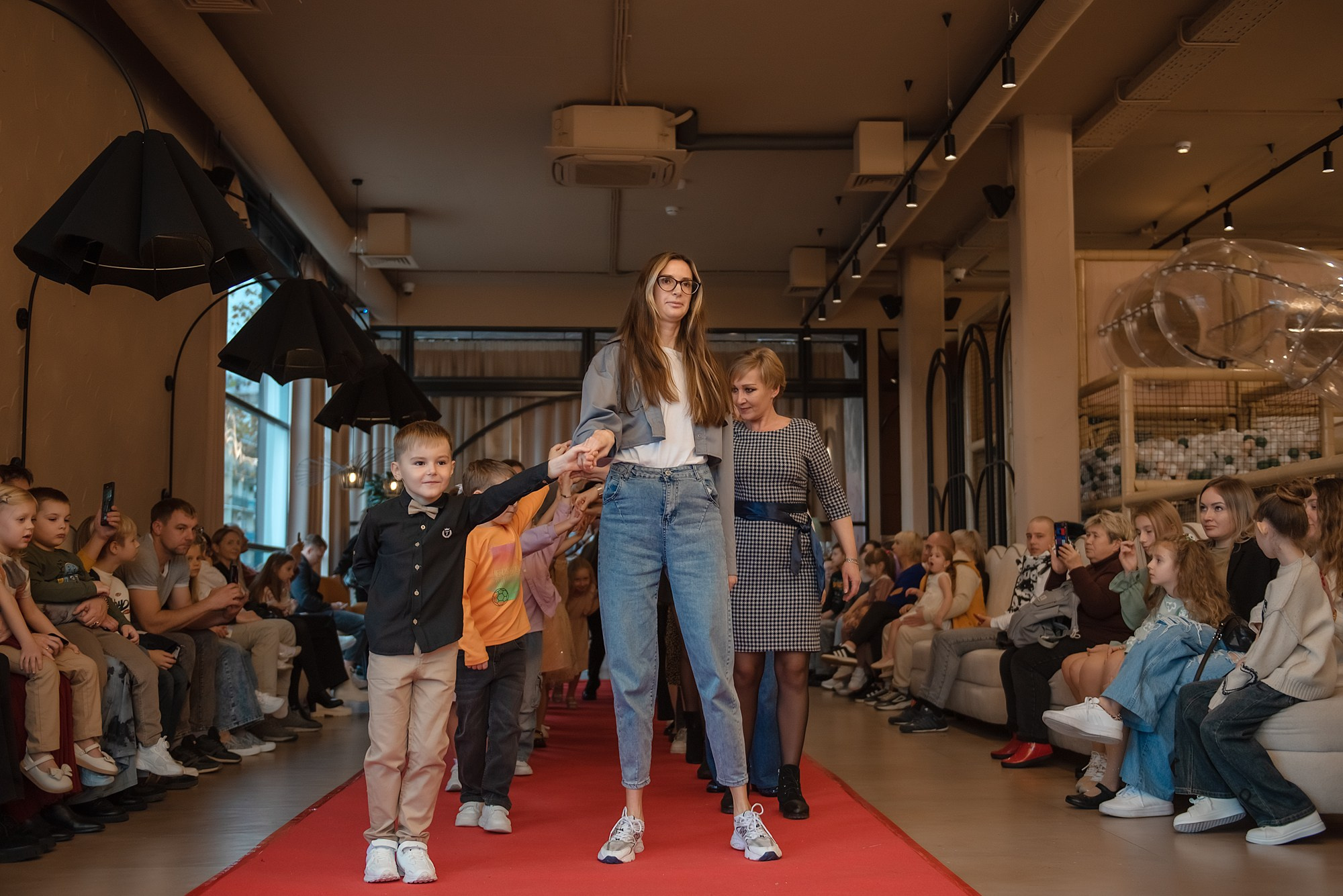 HAPPYkids дефиле в день мамы. Семейный и коммерческий фотограф в Сочи Александр Бодунов