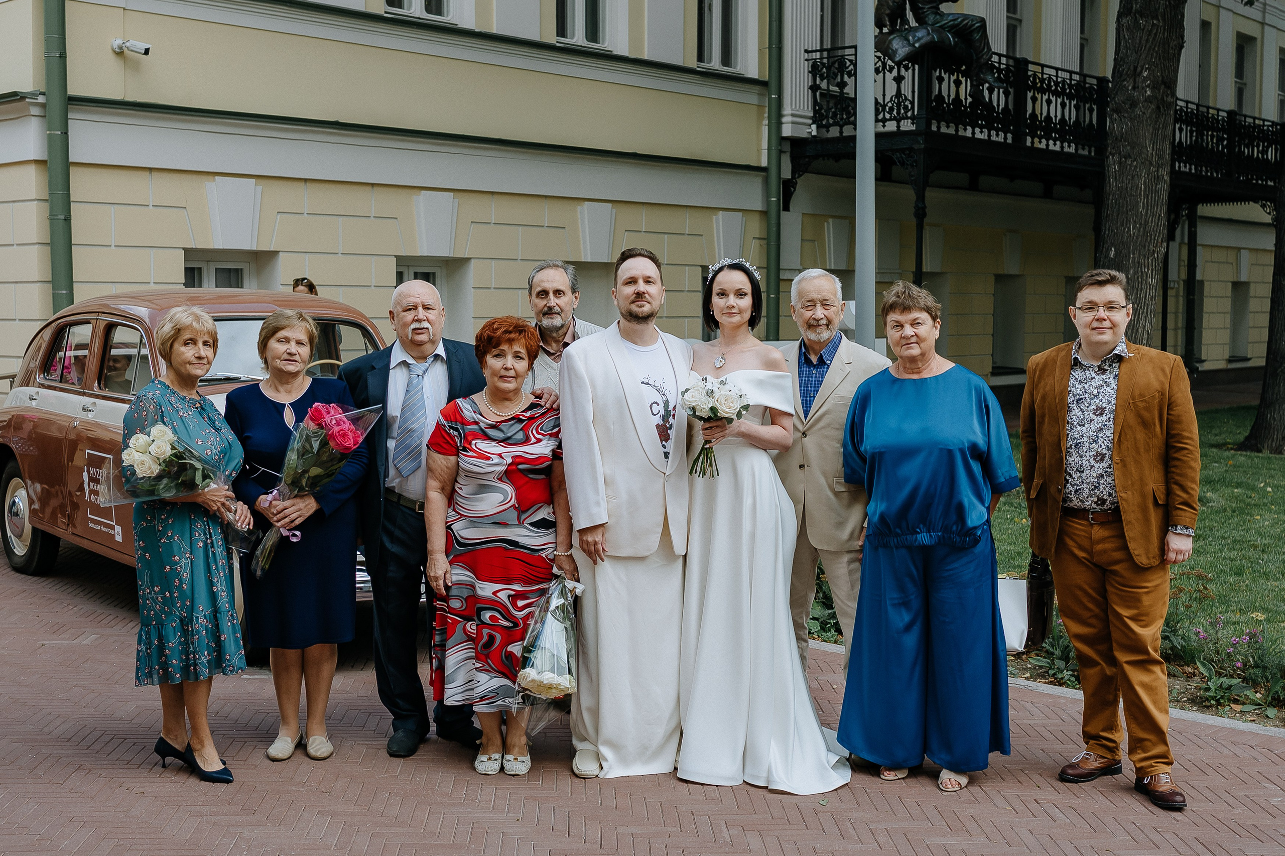 Фото с гостями около музея военной формы