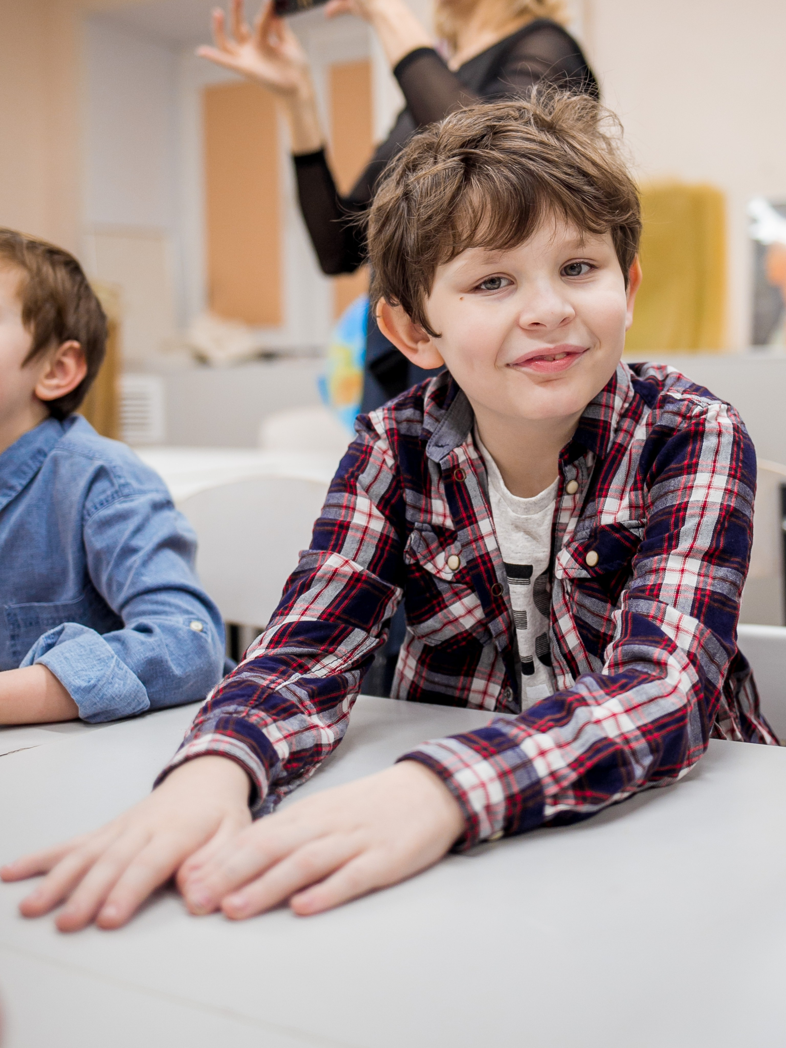 Школьники делают поделки к Новому году. Репортажный фотограф Борис Геер