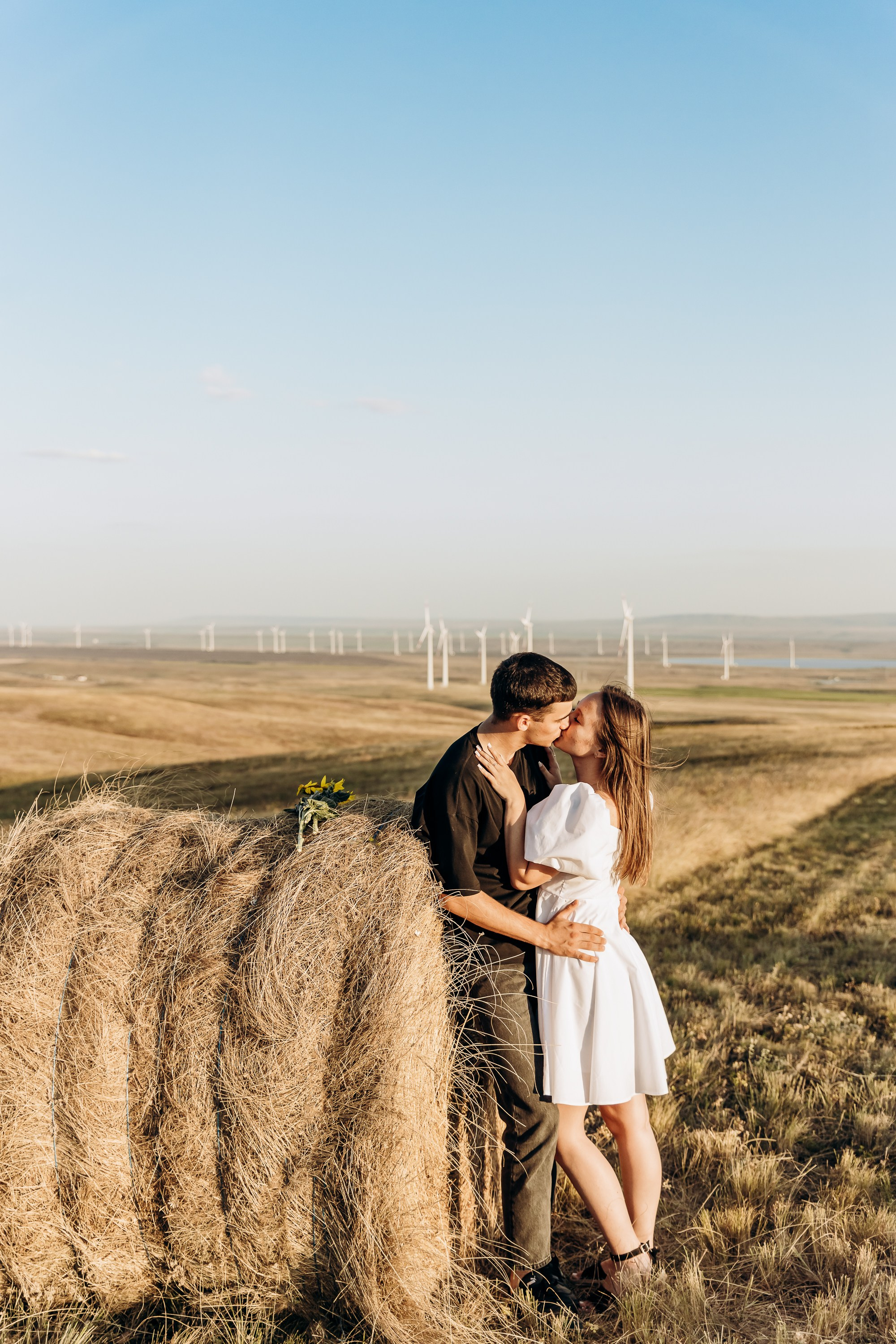 Девушка читает стихотворение своему возлюбленному у камина