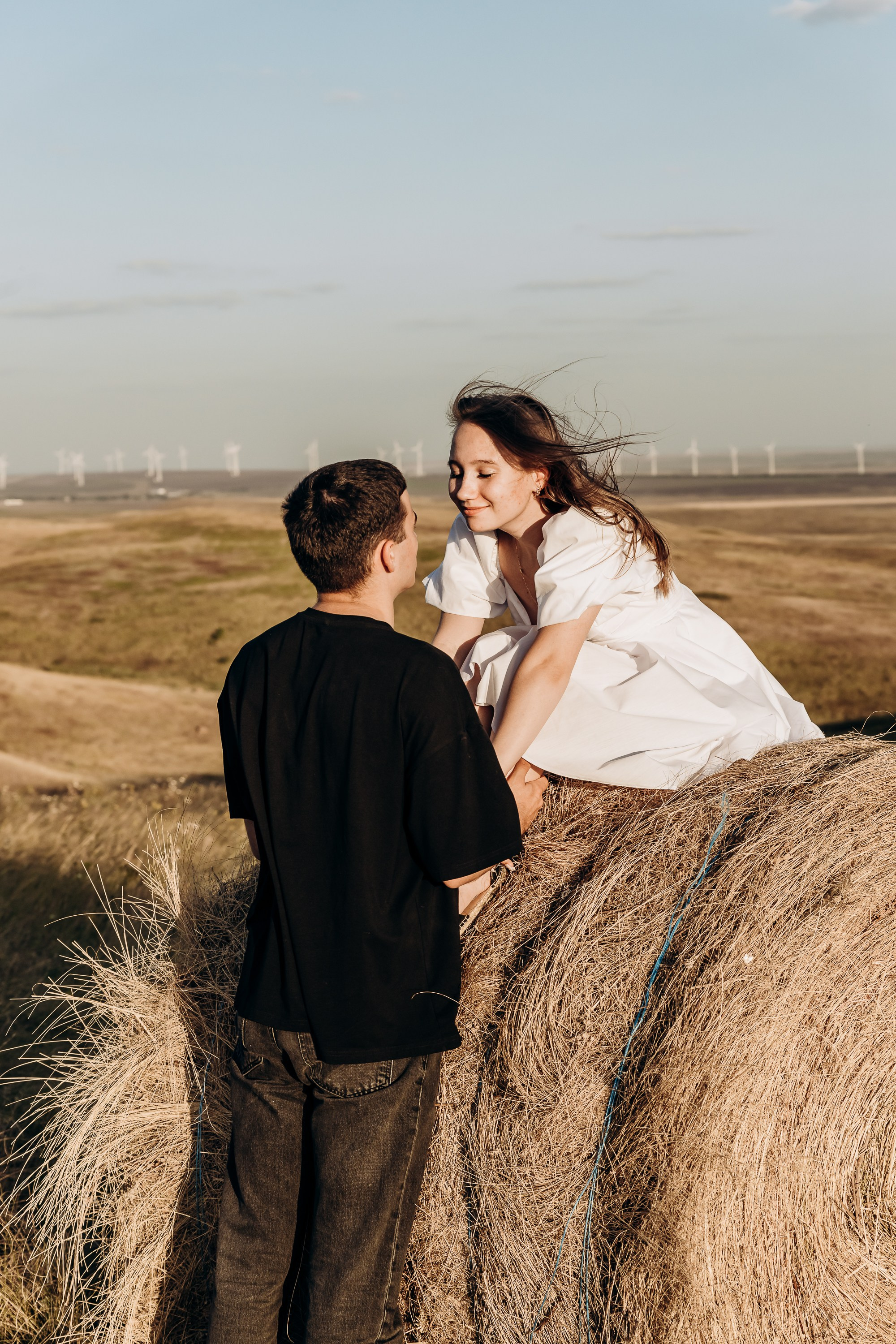 Пара готовит романтический ужин на кухне, окруженная свечами