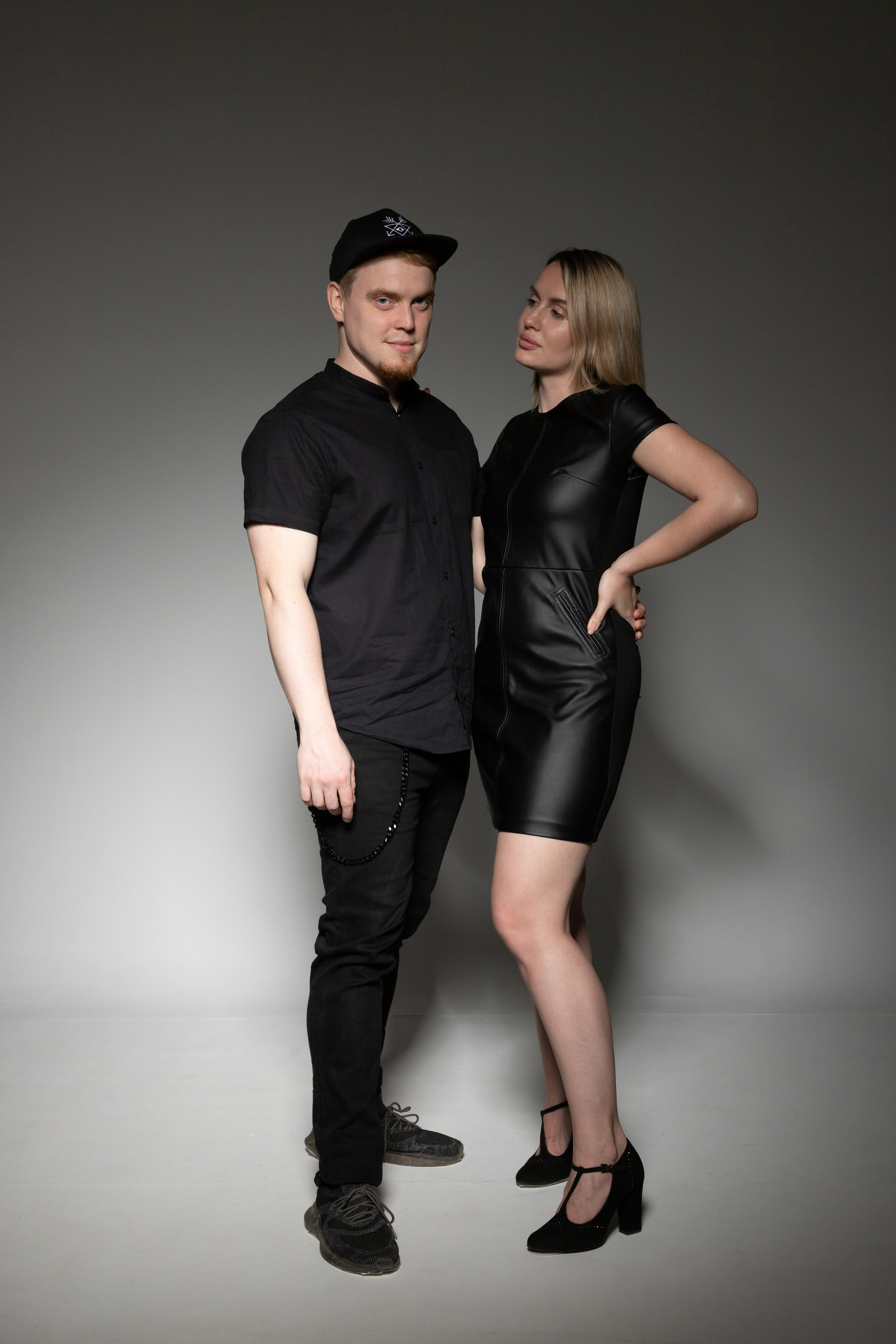 Семейный портрет на фоне. Фотограф в Тюмени Даша Михнова. Портреты, фотопроекты, фотодни