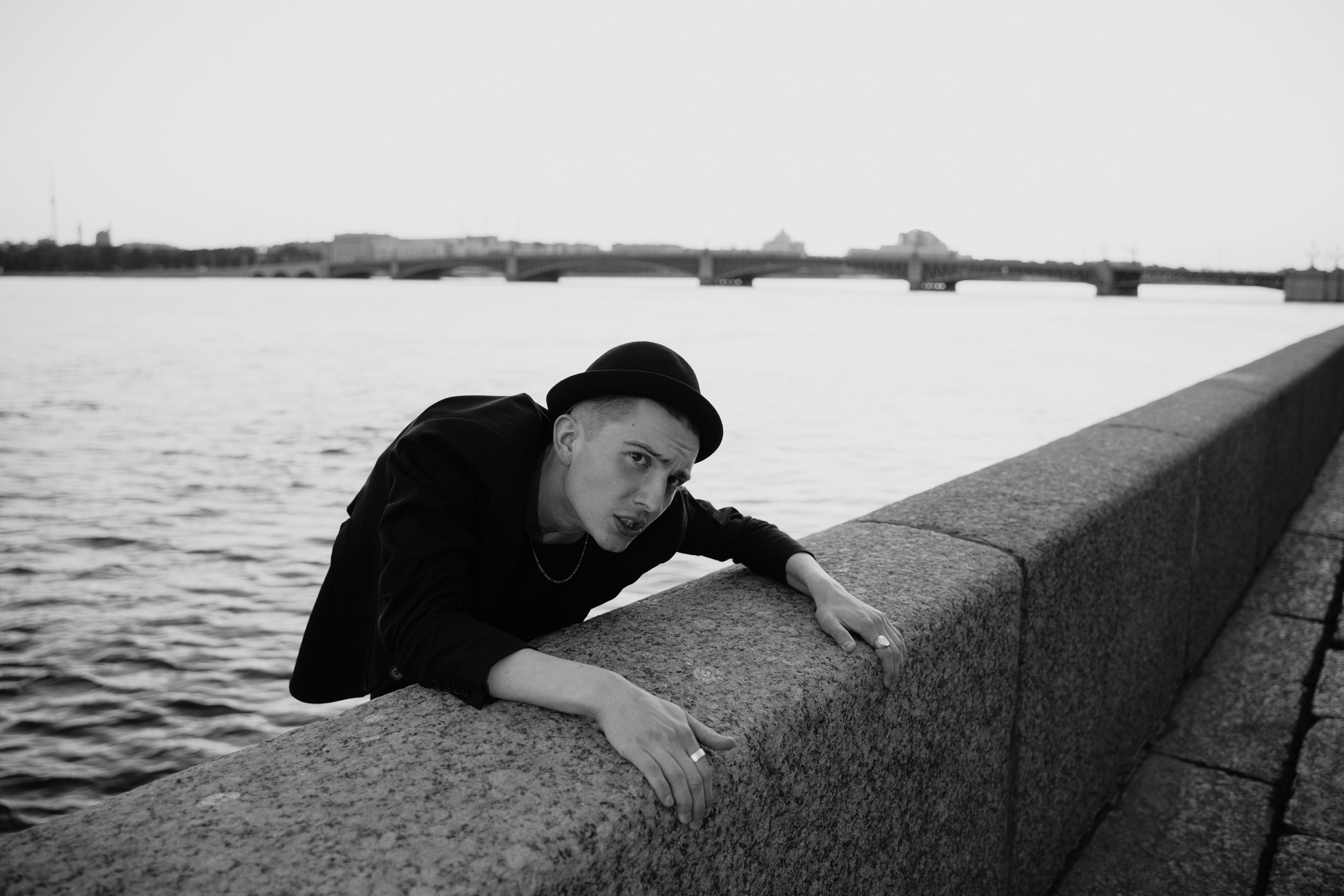 Фотография парня вылезавшего с палебрика 