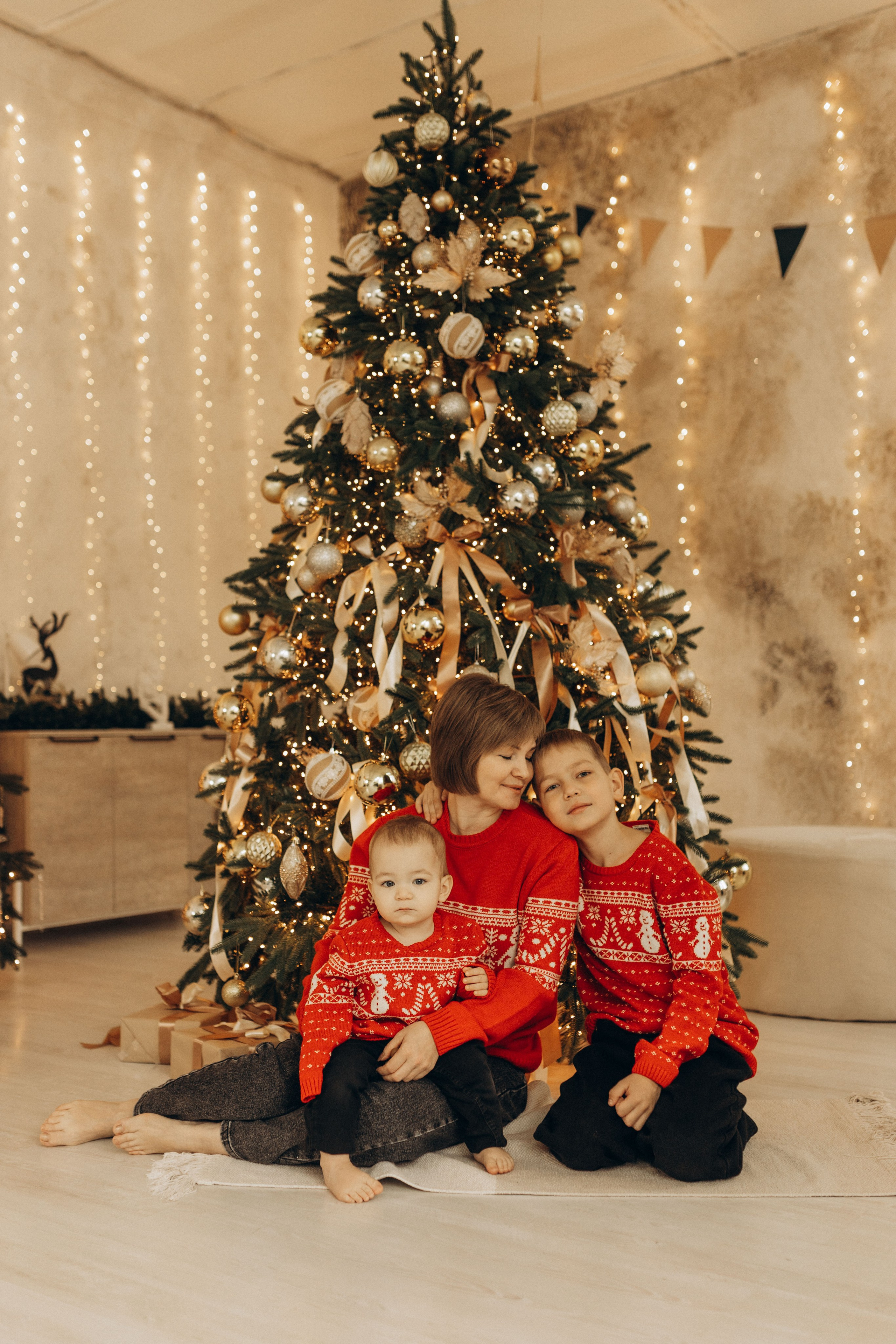 Яркий новый год мама и 2 сыночка. Фотограф в Ставрополе Svetlana Matveeva