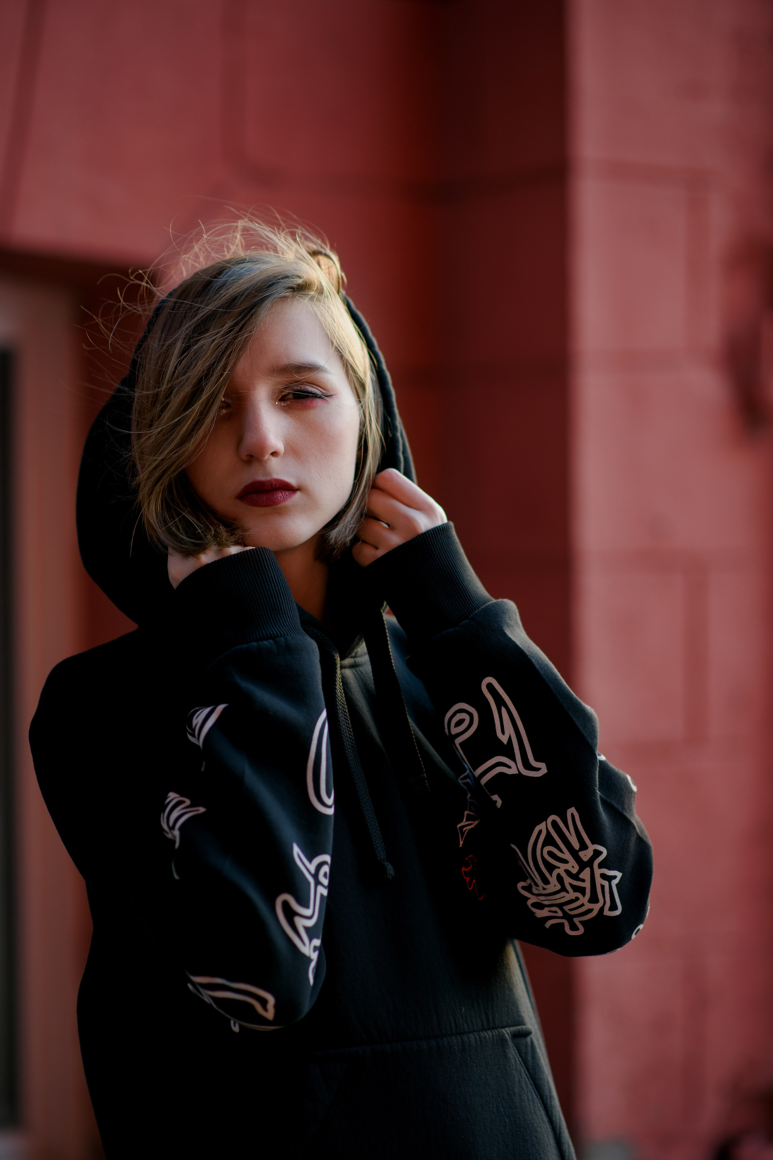 Фотосессия на 18тилетие на территории Красного октября в черной толстовке, крупный план 