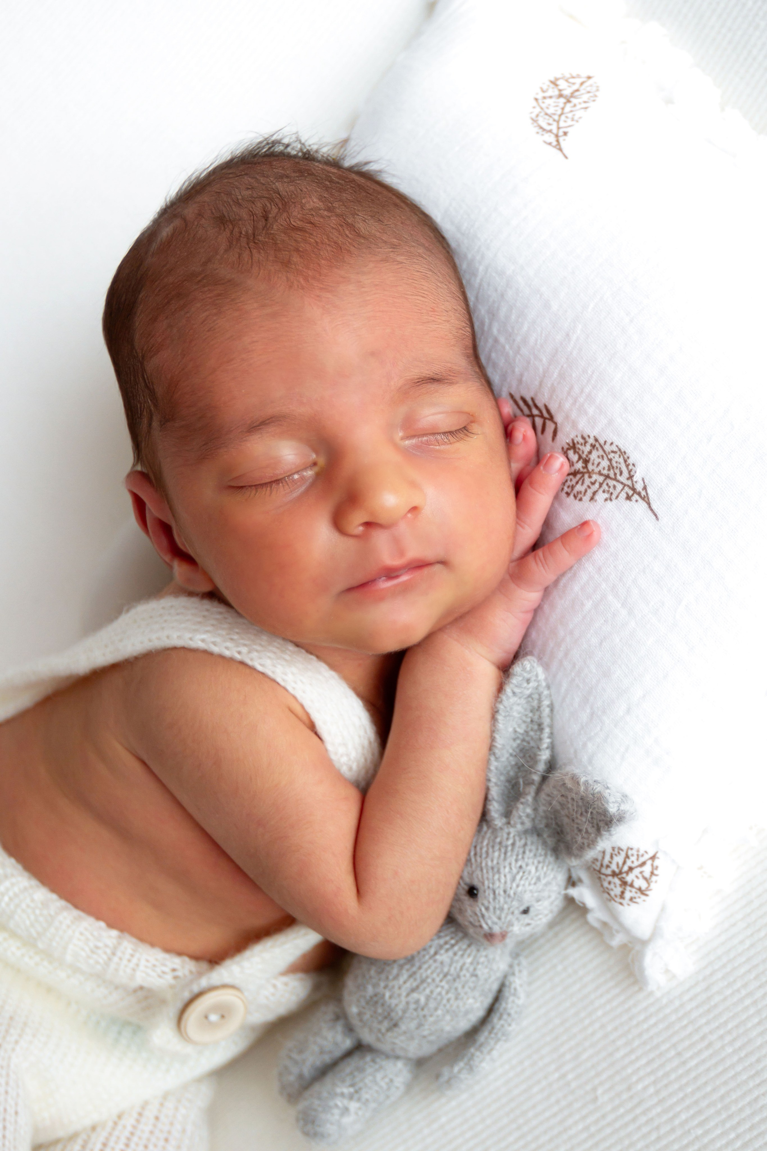 Сладко спит малыш на белой подушке Фрязино