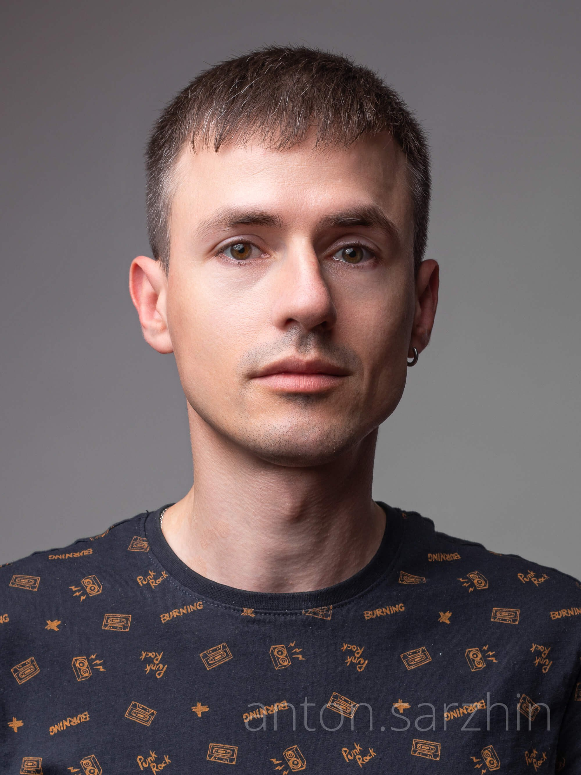 Мужской портрет в полужестком свете