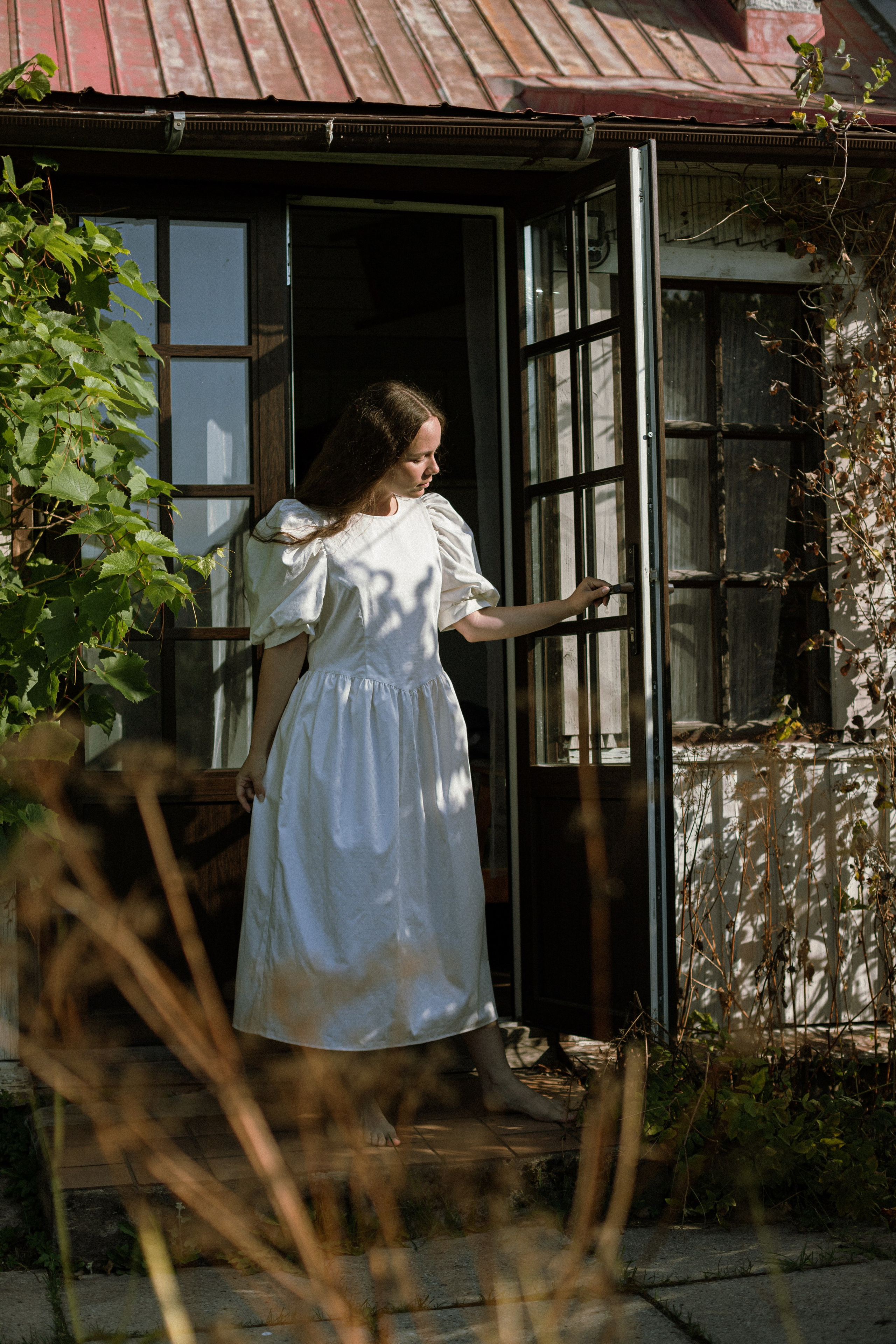 Модель @natanicon Фотограф @kseni.pelevina Стилист @birukova_iuliia Платья @lyoclothes Косынка @shamani_brand  Локация @kukus_ka 