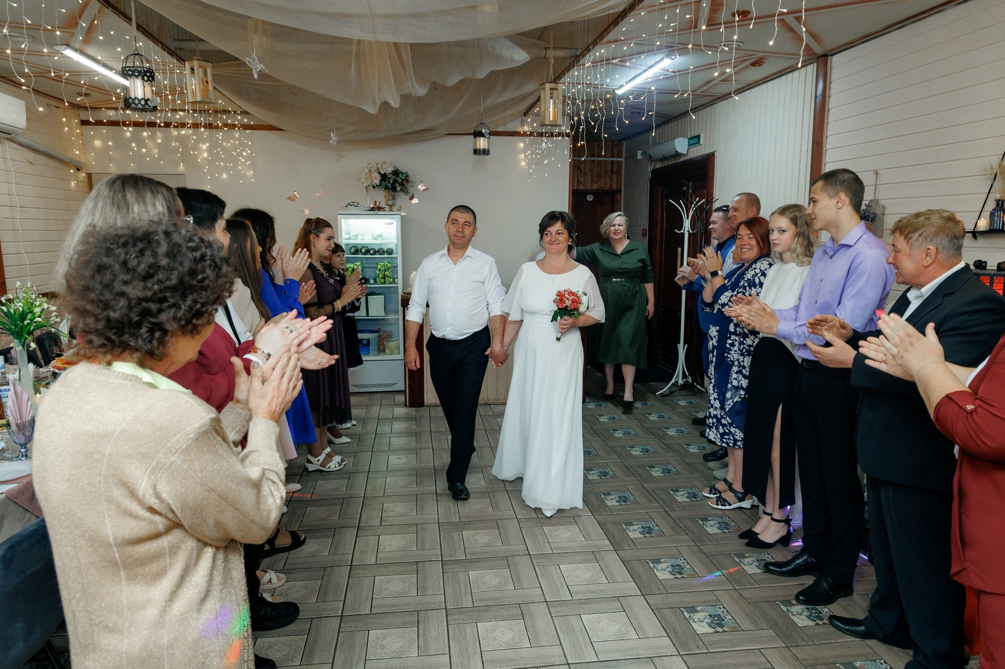 Илья и Виктория свадебный банкет в кафе. Свадебный и семейный фотограф в г. Волхов Алексей Кочерыжкин