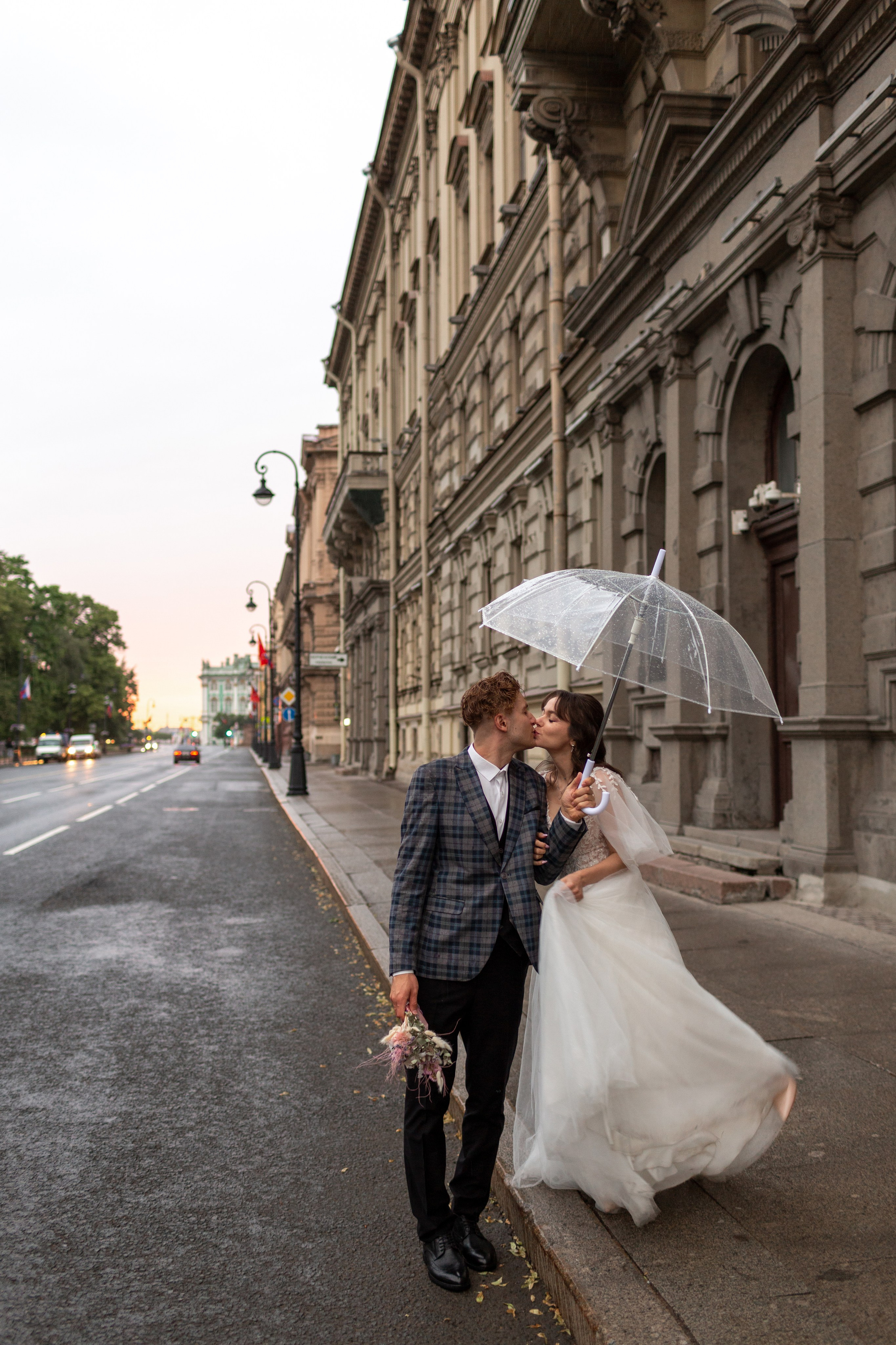 Влюблённые на фоне архитектуры Петербурга