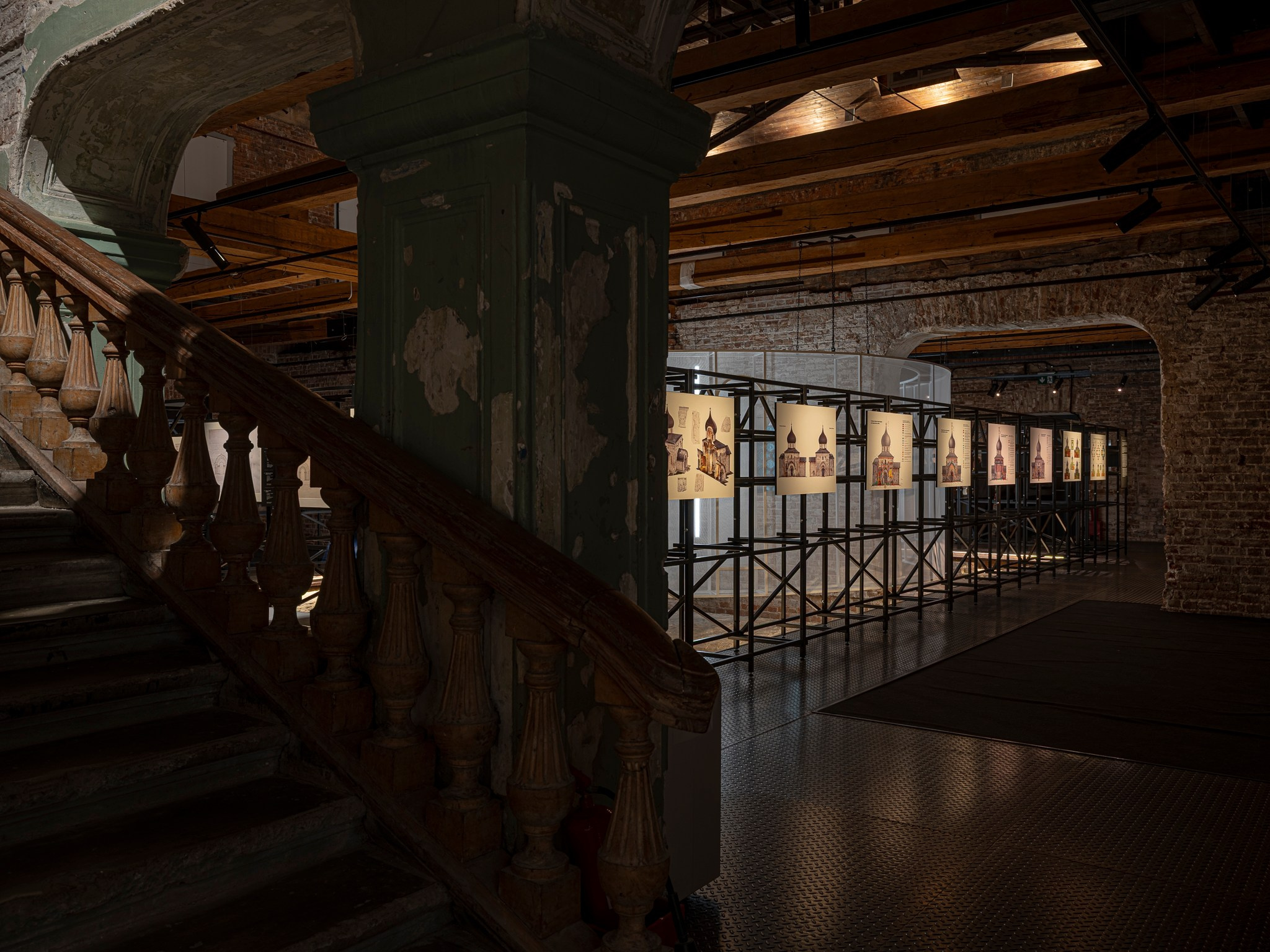 Выставочный проект «Белый Храм. История Георгиевского собора „и созда ю чюдну, резным каменем“». Фотограф Василий Буланов