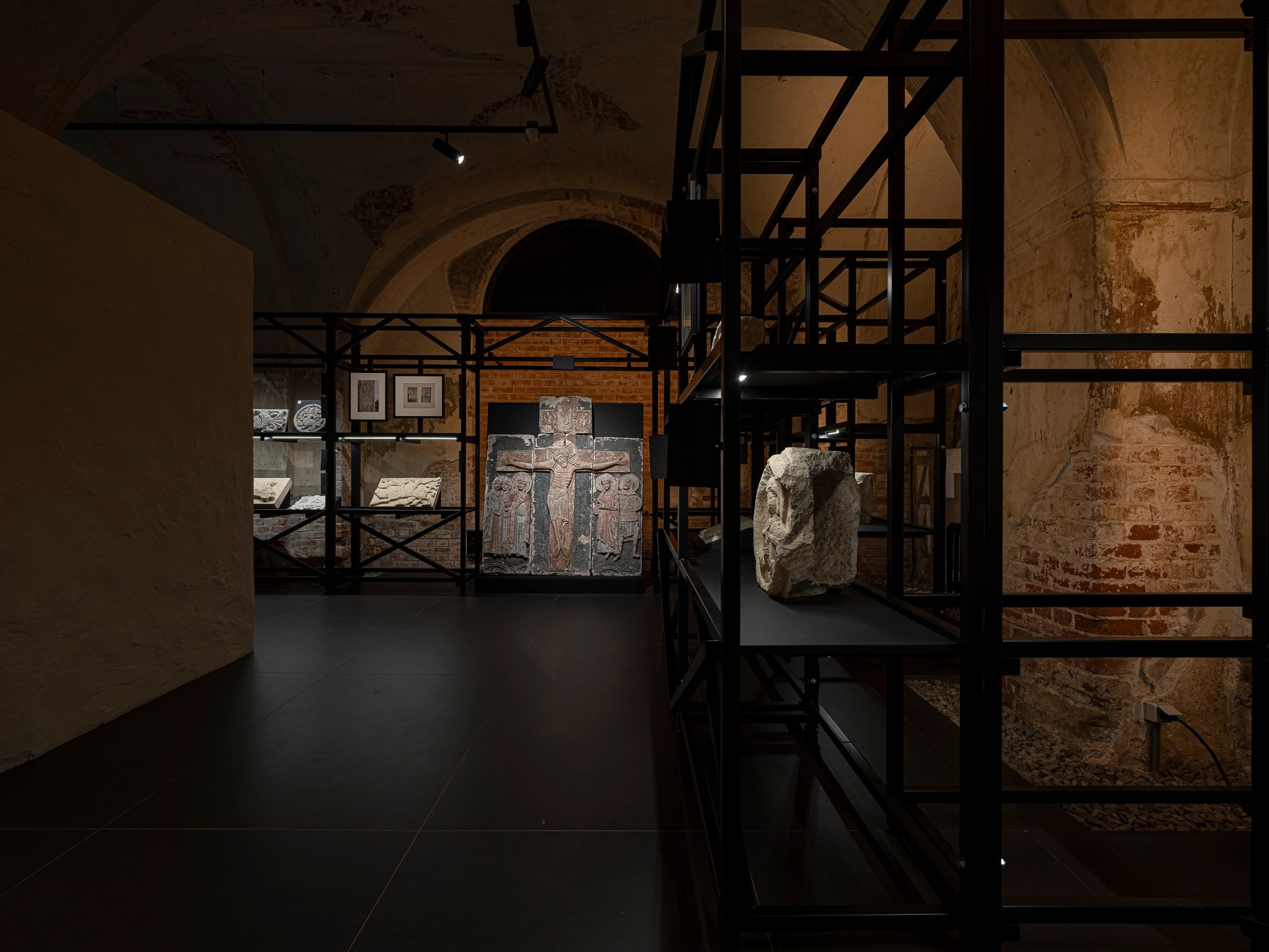 Выставочный проект «Белый Храм. История Георгиевского собора „и созда ю чюдну, резным каменем“». Фотограф Василий Буланов