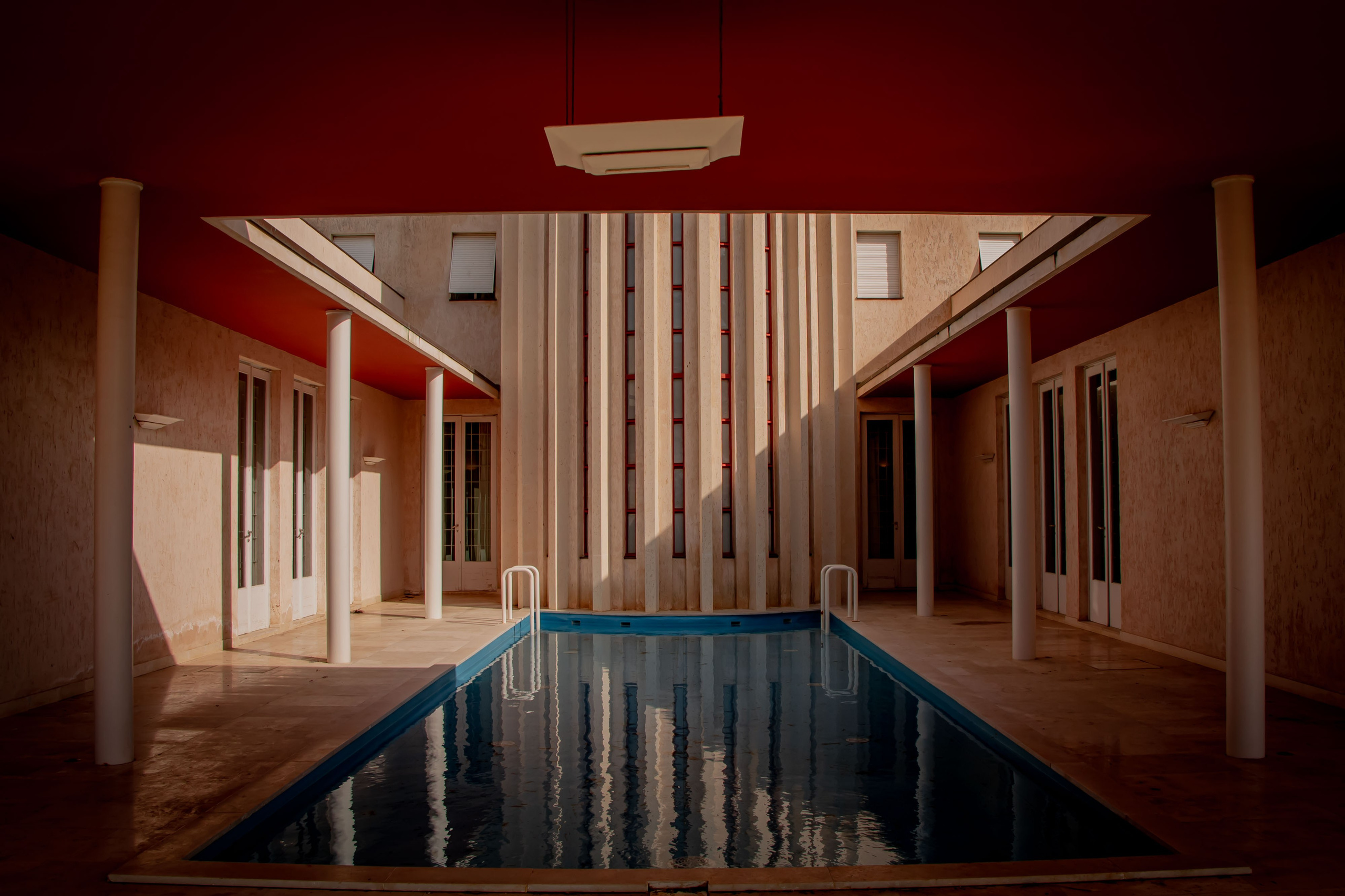 красивый дом с тенью, тень от солнца падает на красные стены