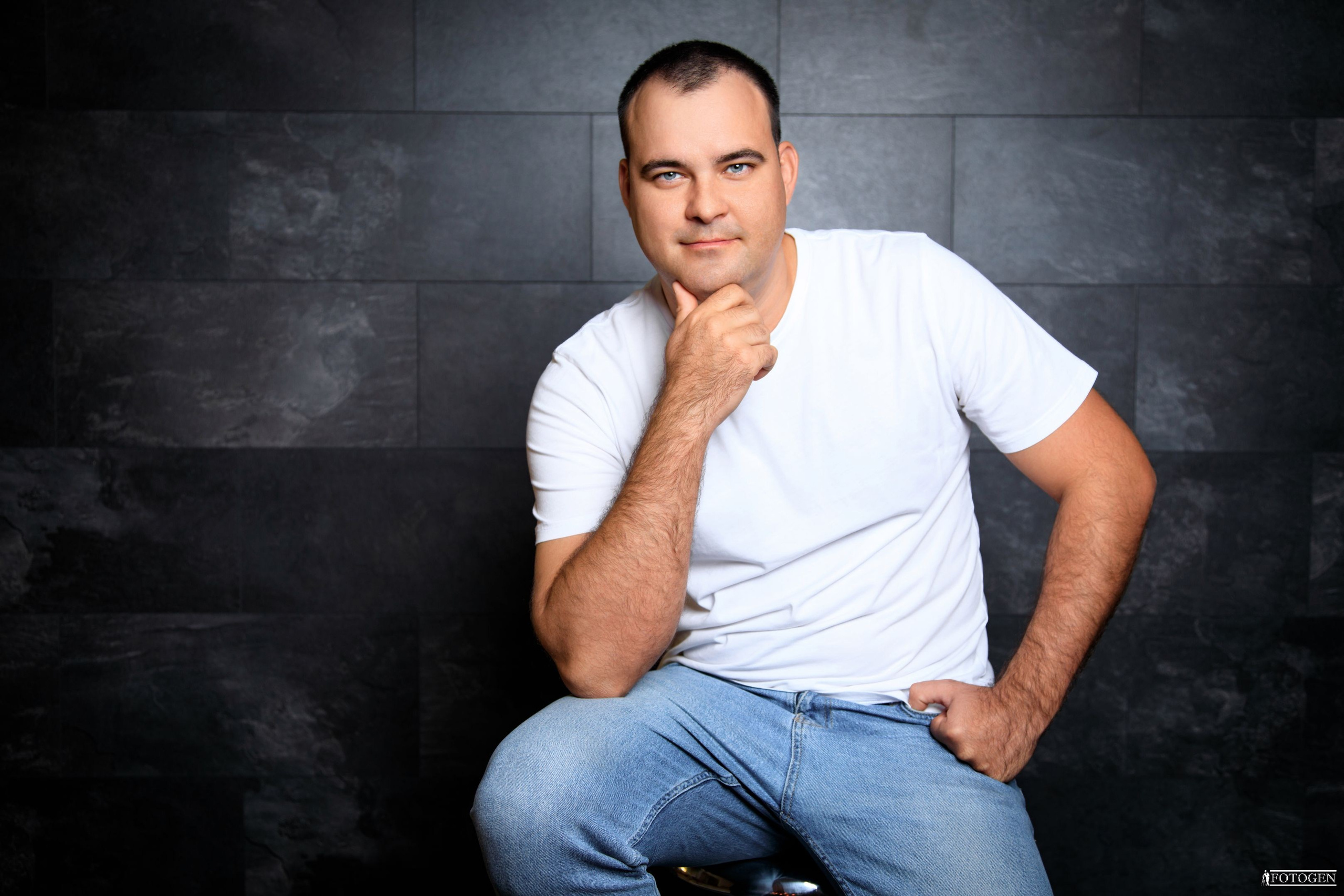 Профессиональная мужская фотосессия в Fotogen: Ваша история в кадре. Интерьерная фотостудия FOTOGEN г. Краснодар