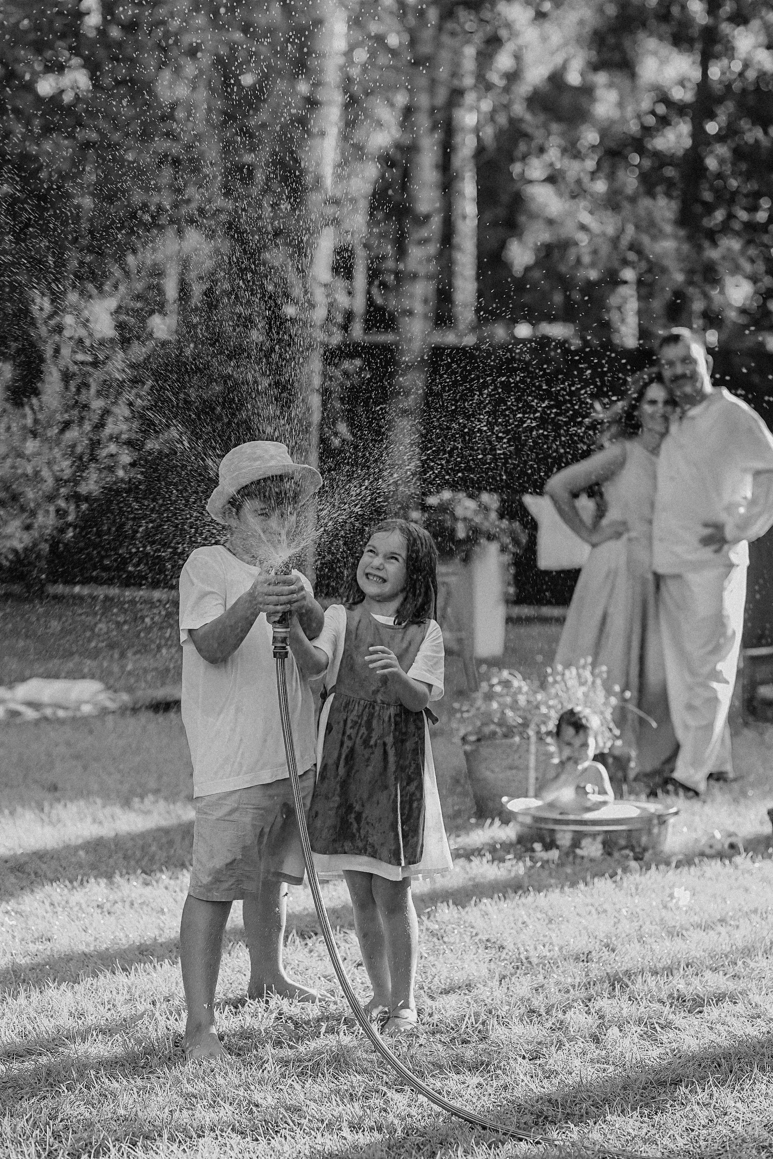 Стирка у дома. Семейный фотограф Тюмень, фотограф на роды Салмина Мария