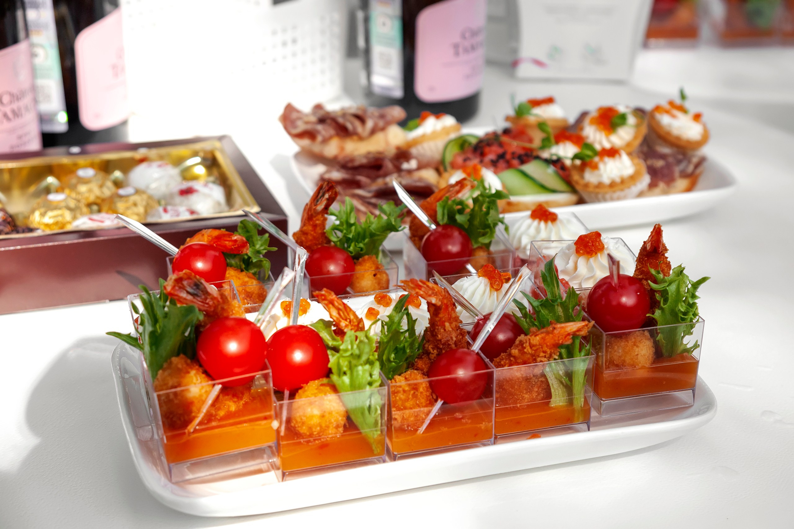 Блюда фуршетного стола на плэнере