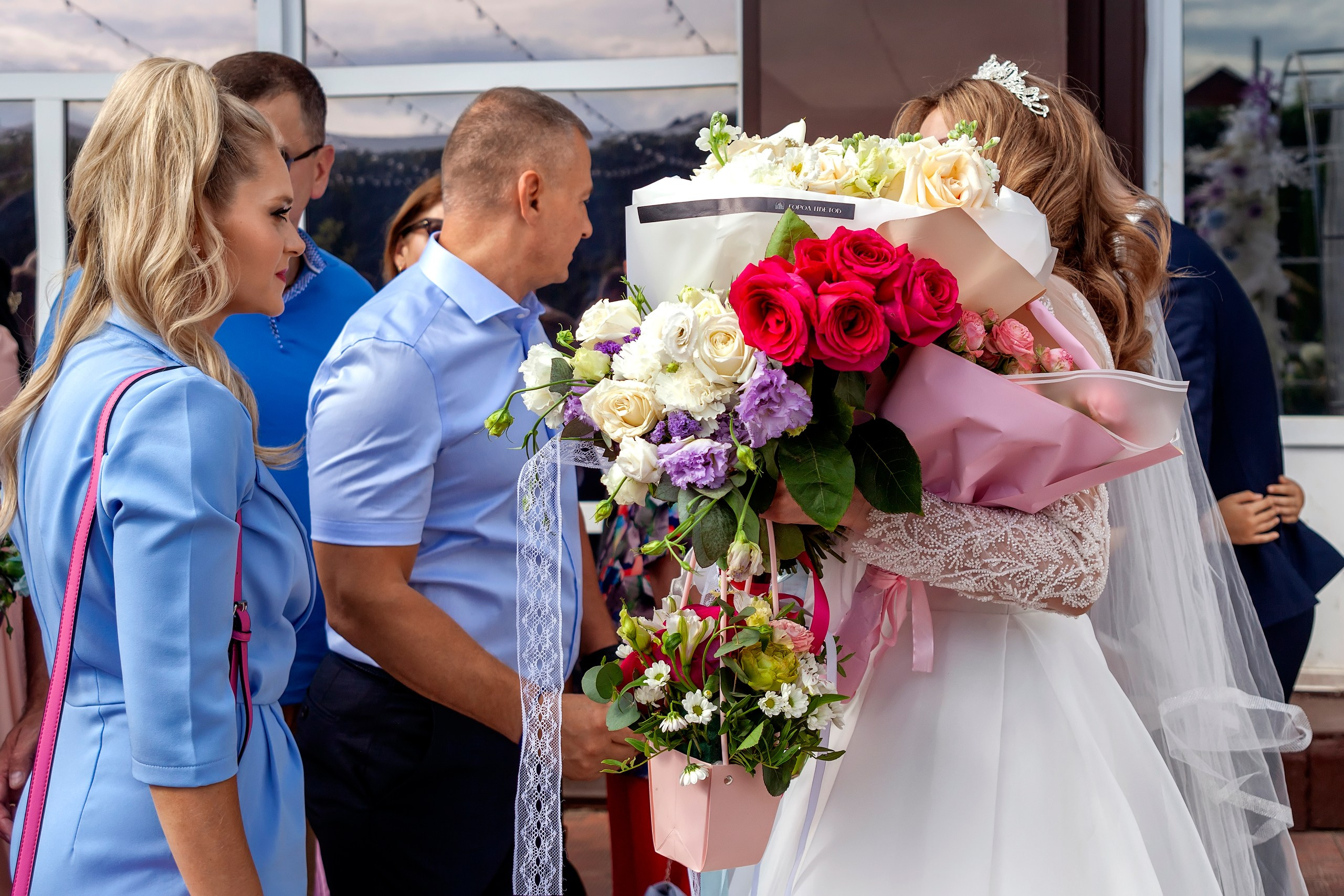 Невеста с охапкой цветов на росписи 