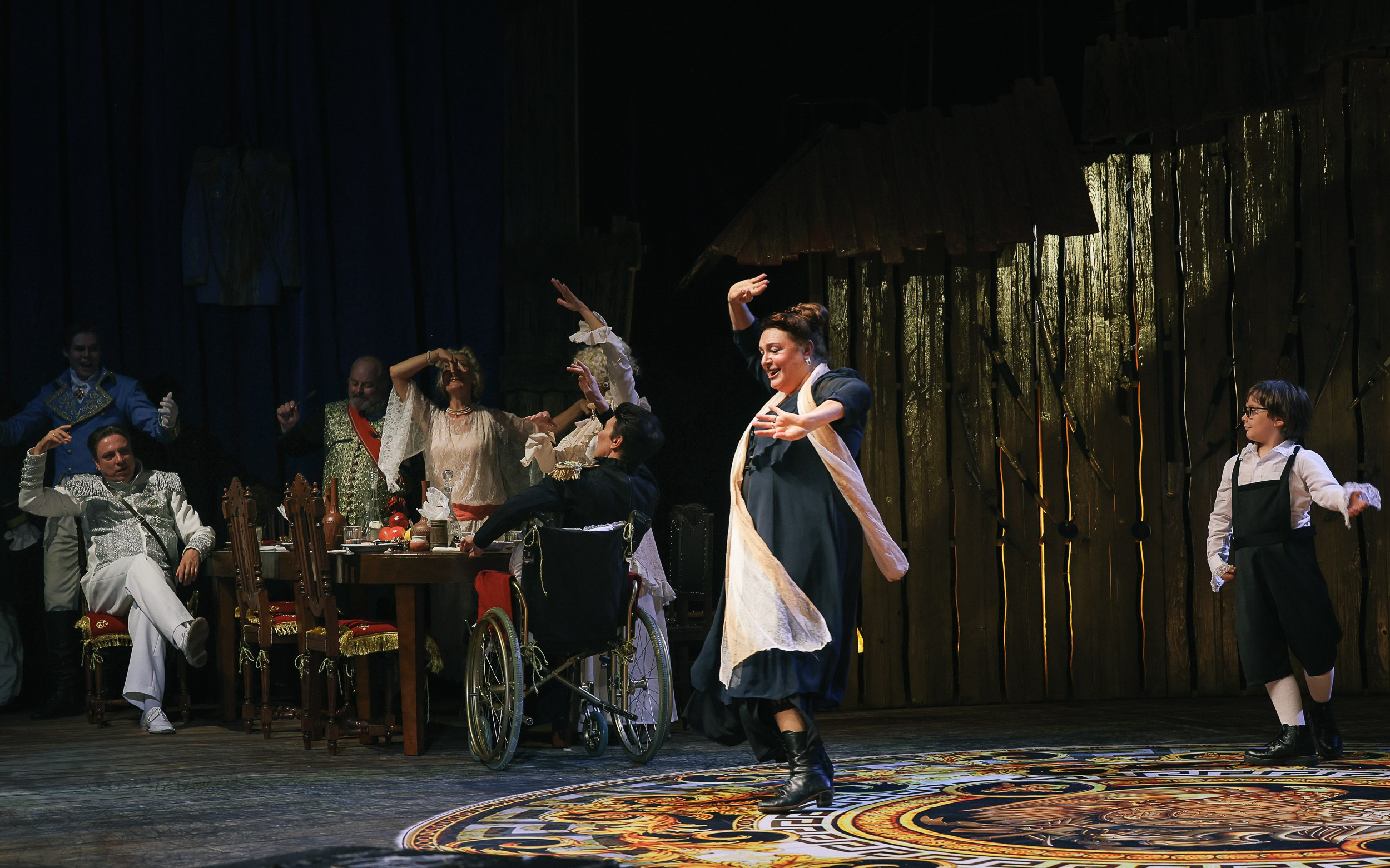 Весёлая женщина. Театр Эрмитаж. Репортажный, архитектурный, театральный и файн-арт фотограф Лена Мельникова в Москве