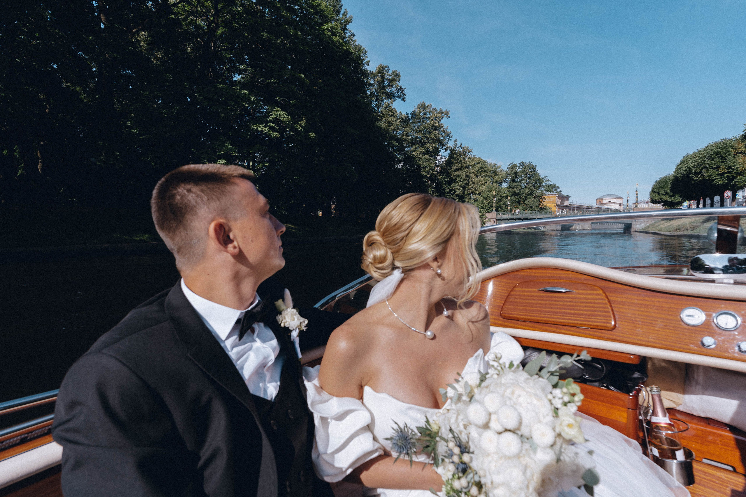 СВАДЕНБНАЯ СЬЕМКА НА КАТЕРЕ ПО КАНАЛАМ САНКТ-ПЕТЕРБУРГА И В АКВАТОРИИ НЕВЫ. Профессиональный фотограф, Санкт-Петербург — Виктория Богомолова