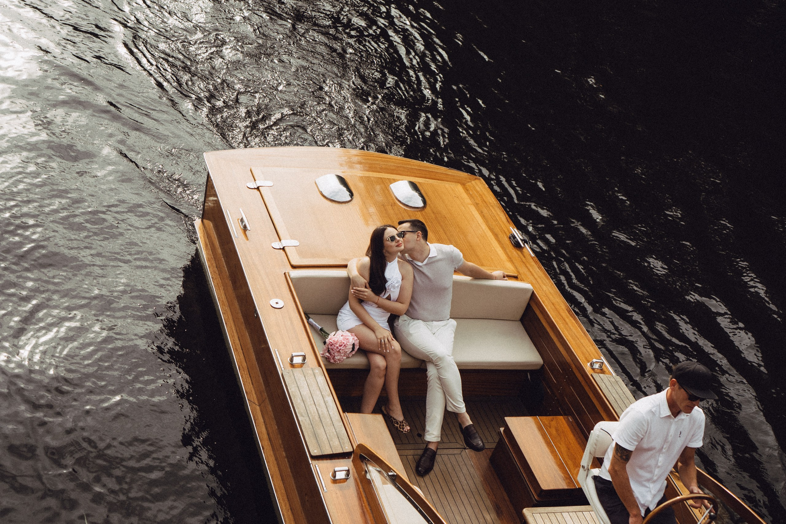СВАДЕНБНАЯ СЬЕМКА НА КАТЕРЕ ПО КАНАЛАМ САНКТ-ПЕТЕРБУРГА И В АКВАТОРИИ НЕВЫ. Профессиональный фотограф, Санкт-Петербург — Виктория Богомолова