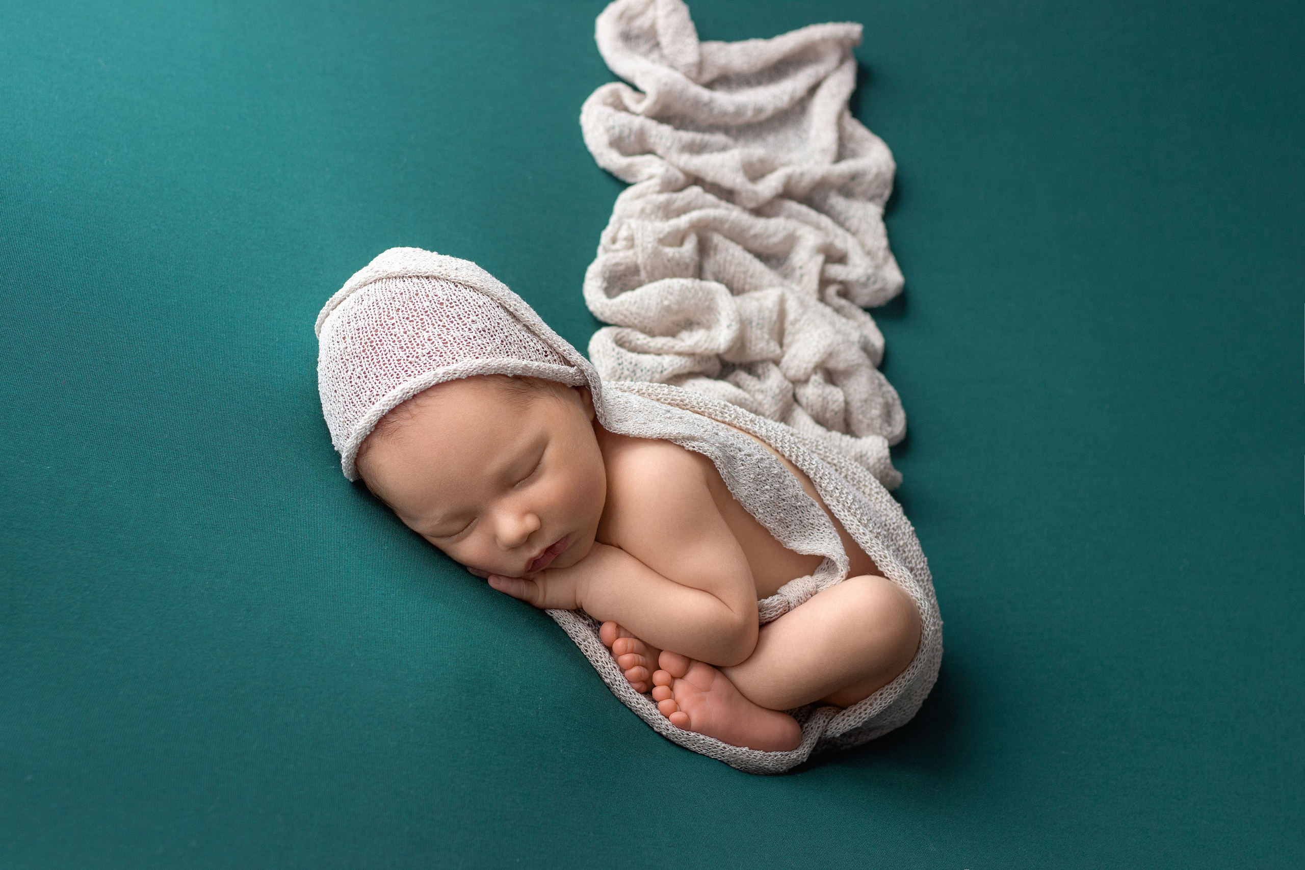 Фотосессия спящего новорождённого мальчика со старшей сестрой