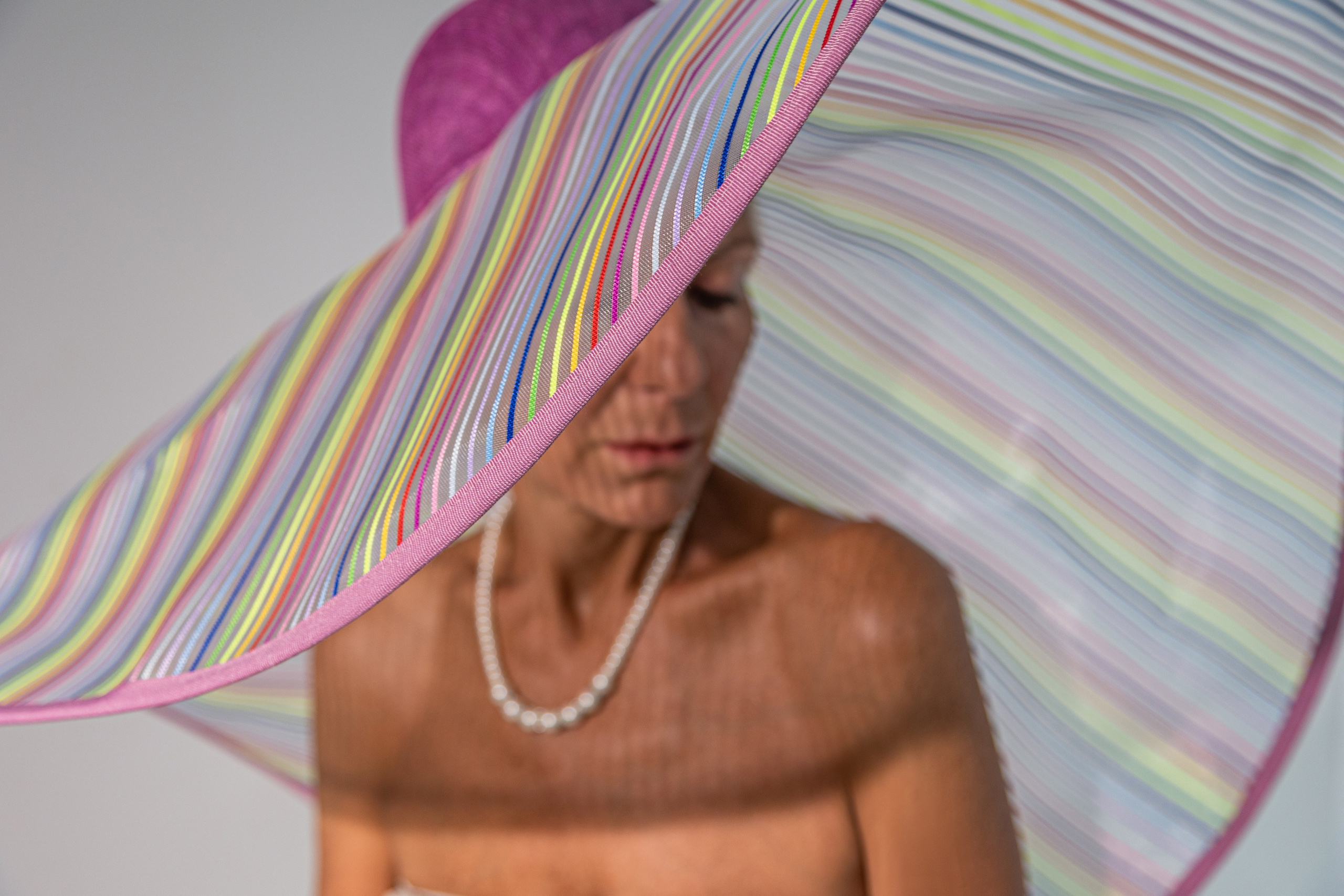 Модель Ольга в дизайнерской шляпке. Портретный фотограф в Москве Екатерина Богдасарова