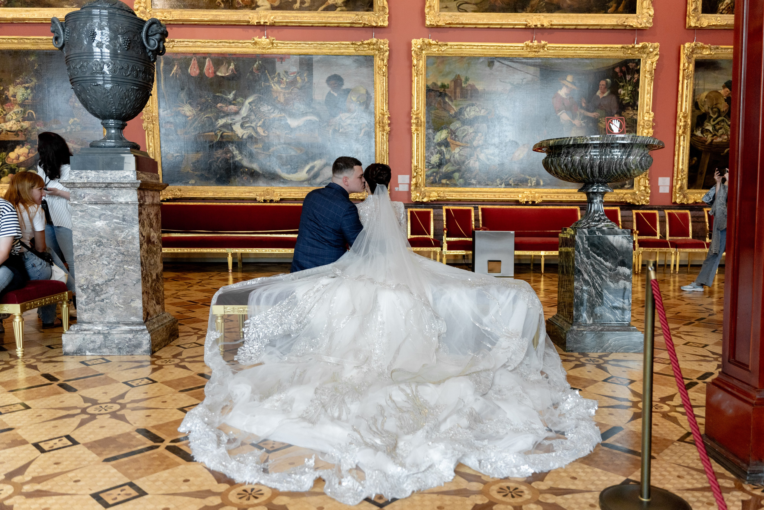 Свадебная фотосессия в Эрмитаже и на катере. Свадебный фотограф Александр Невский в Санкт-Петербурге