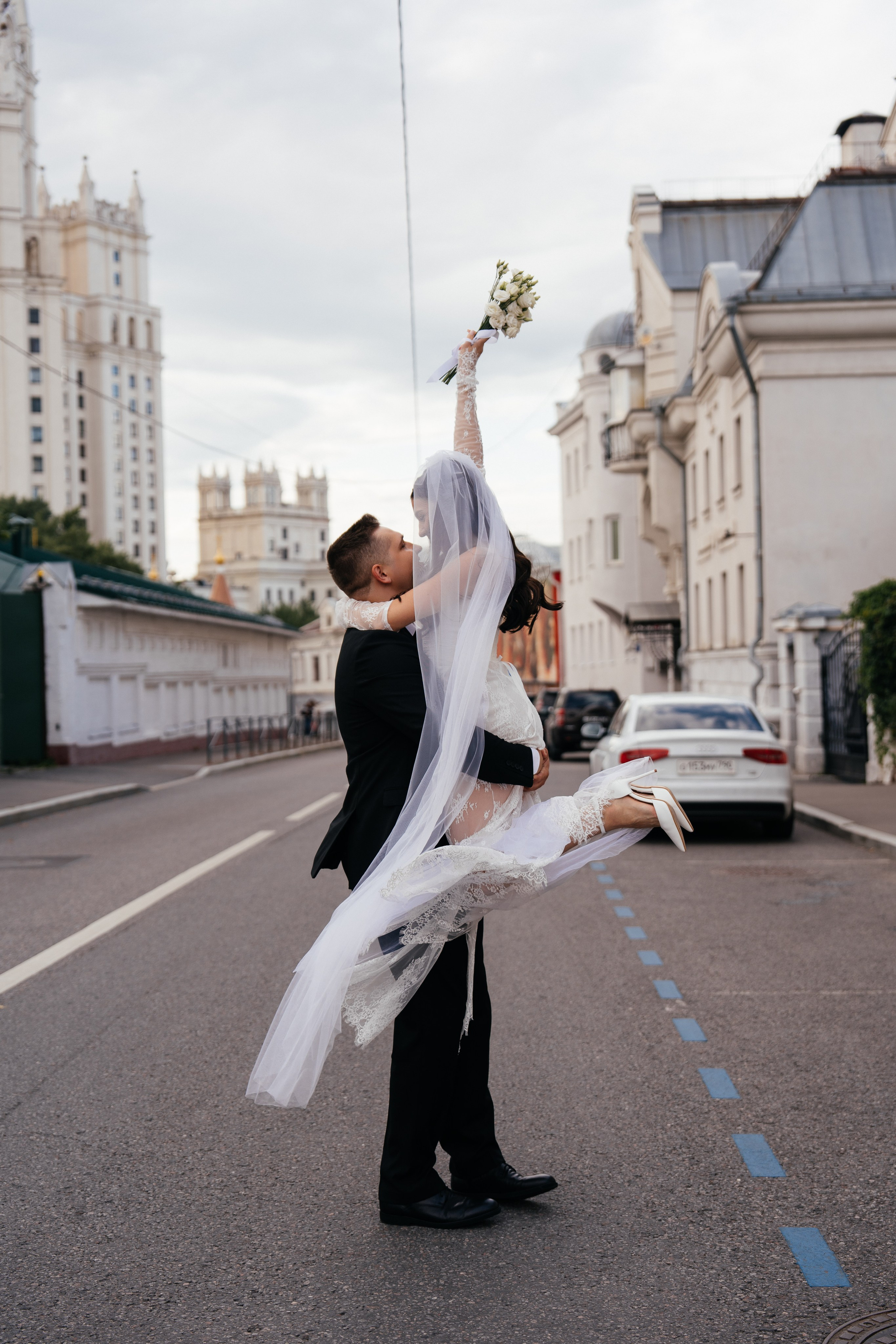 Свадебная фотосессия в Москве у высотки на Котельнической набережной. Свадебный фотограф в Москве Анна Полушина